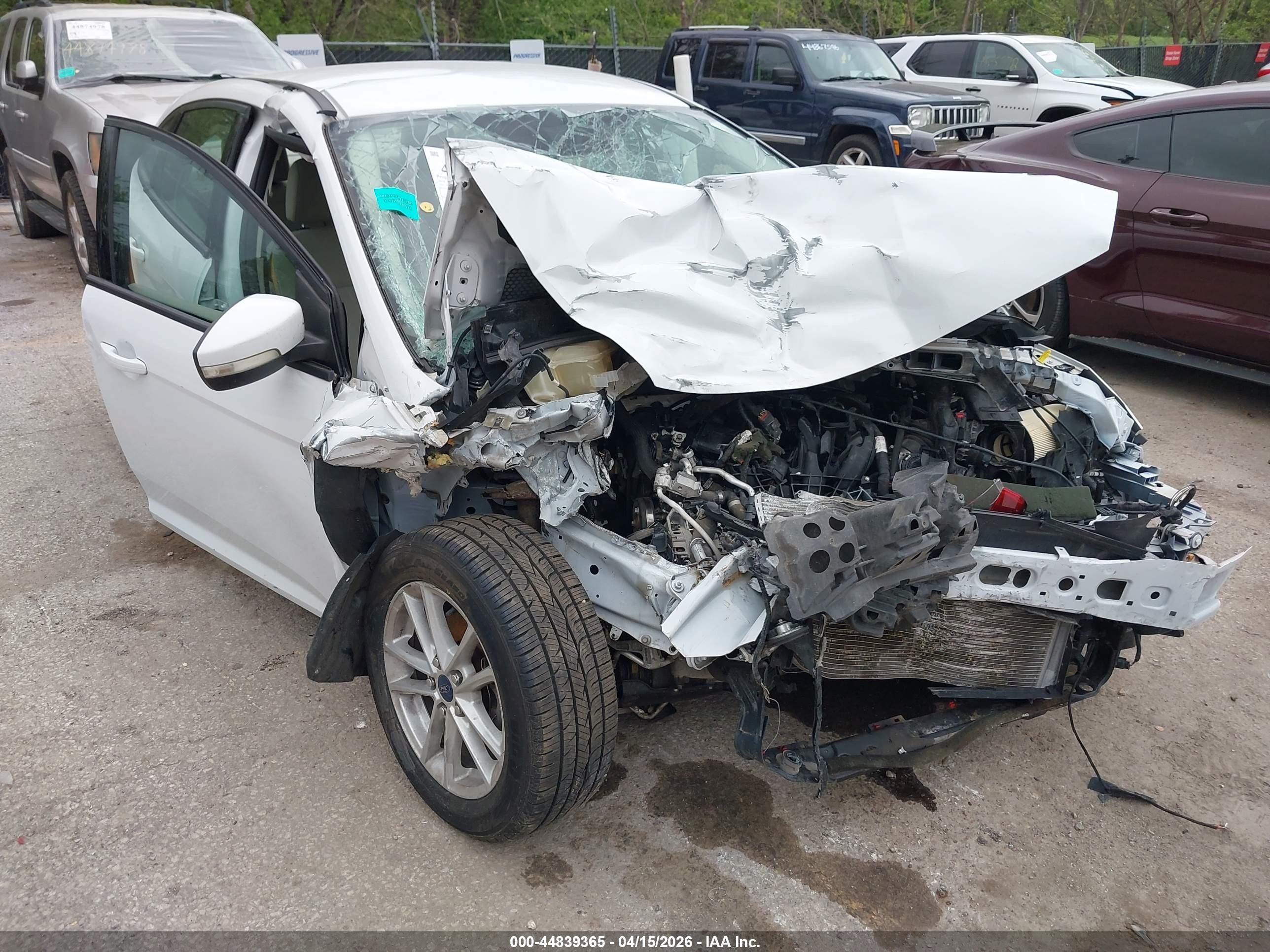 2016 Ford Focus SE, VIN 1FADP3F2XGL267670 — Front end