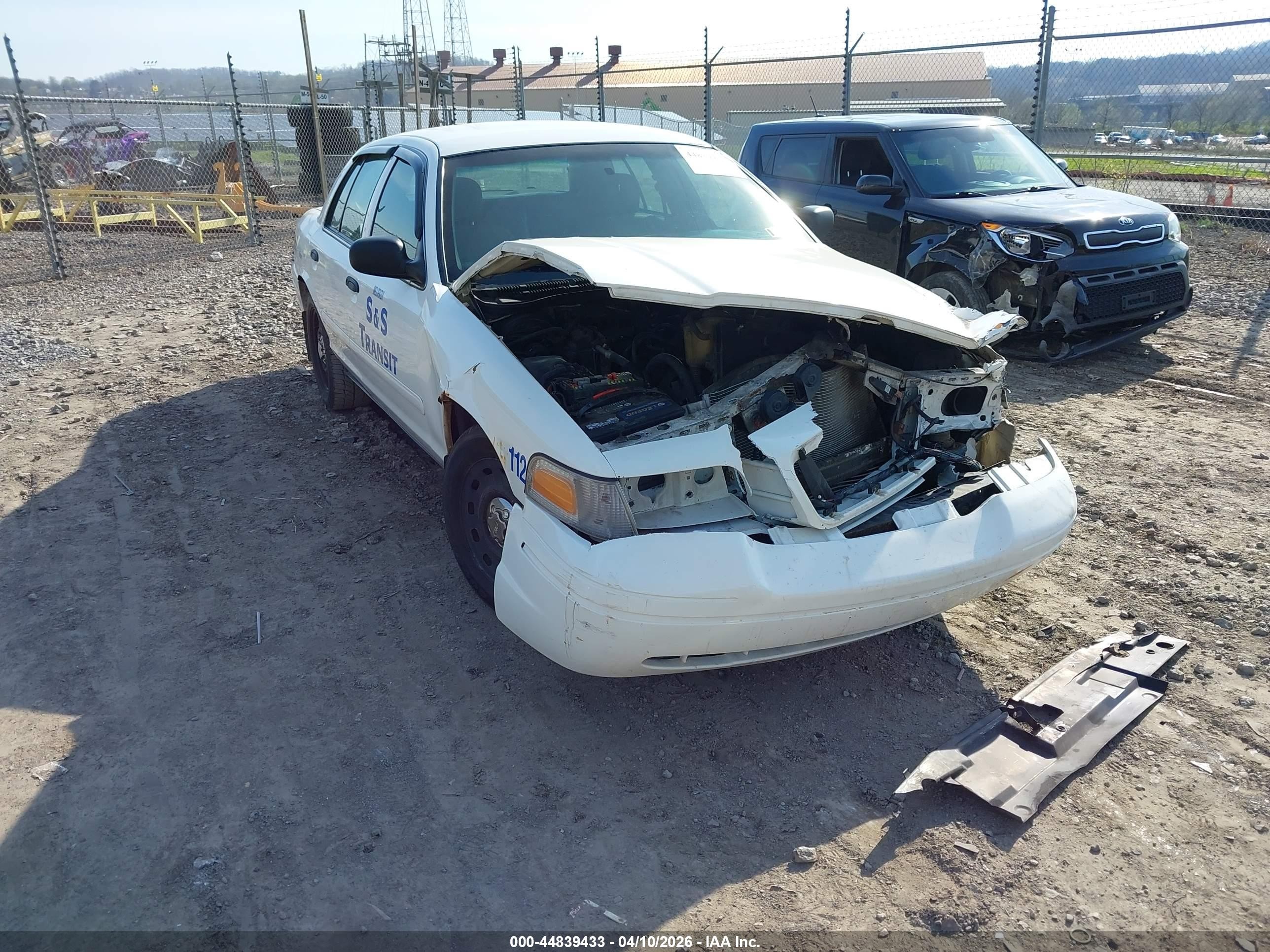 2007 Ford Police Interceptor, VIN 2FAFP71W87X126240 — Front end