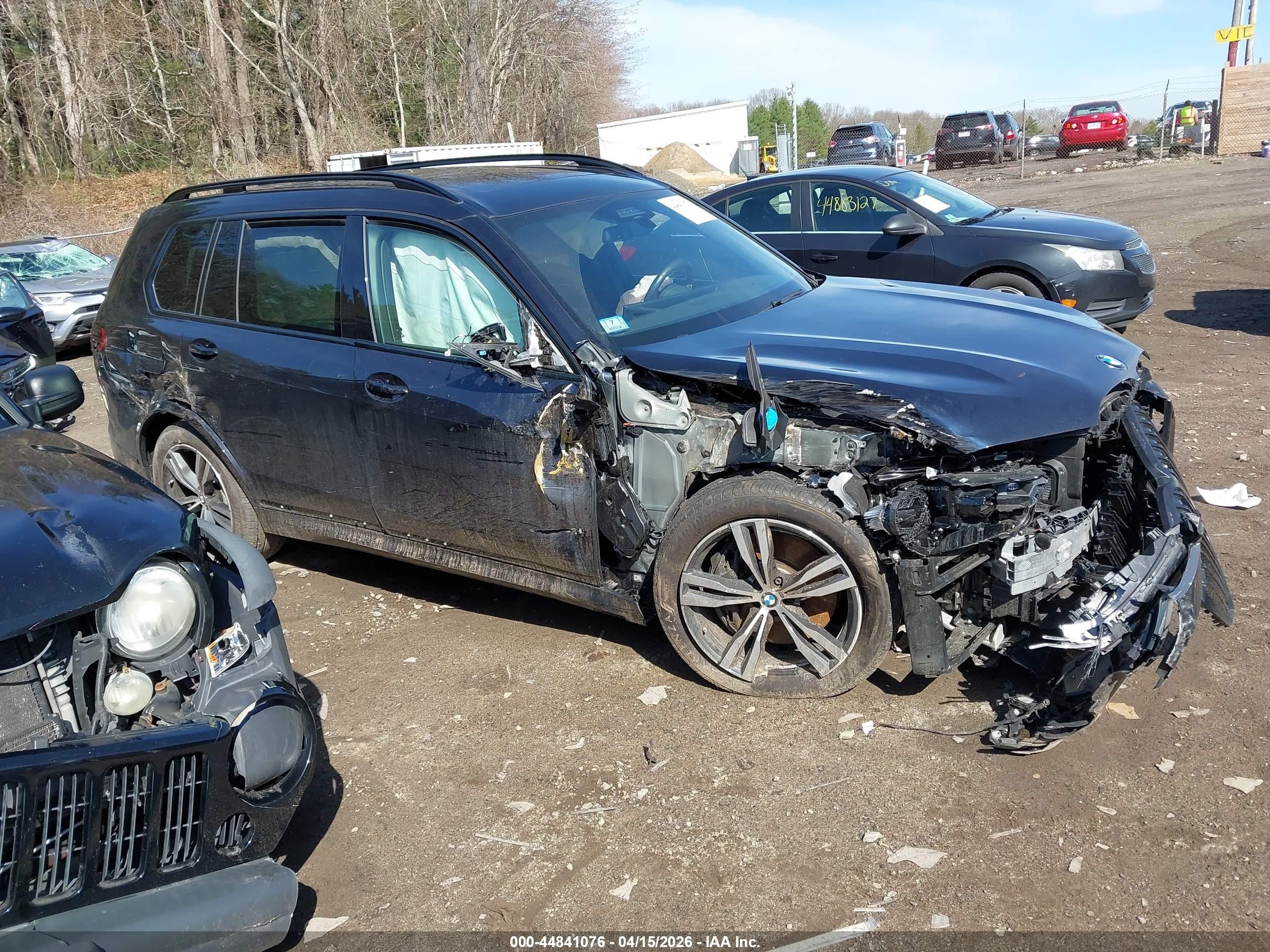 2025 BMW X7 xDrive40i, VIN 5UX23EM03S9W96700 — Front end