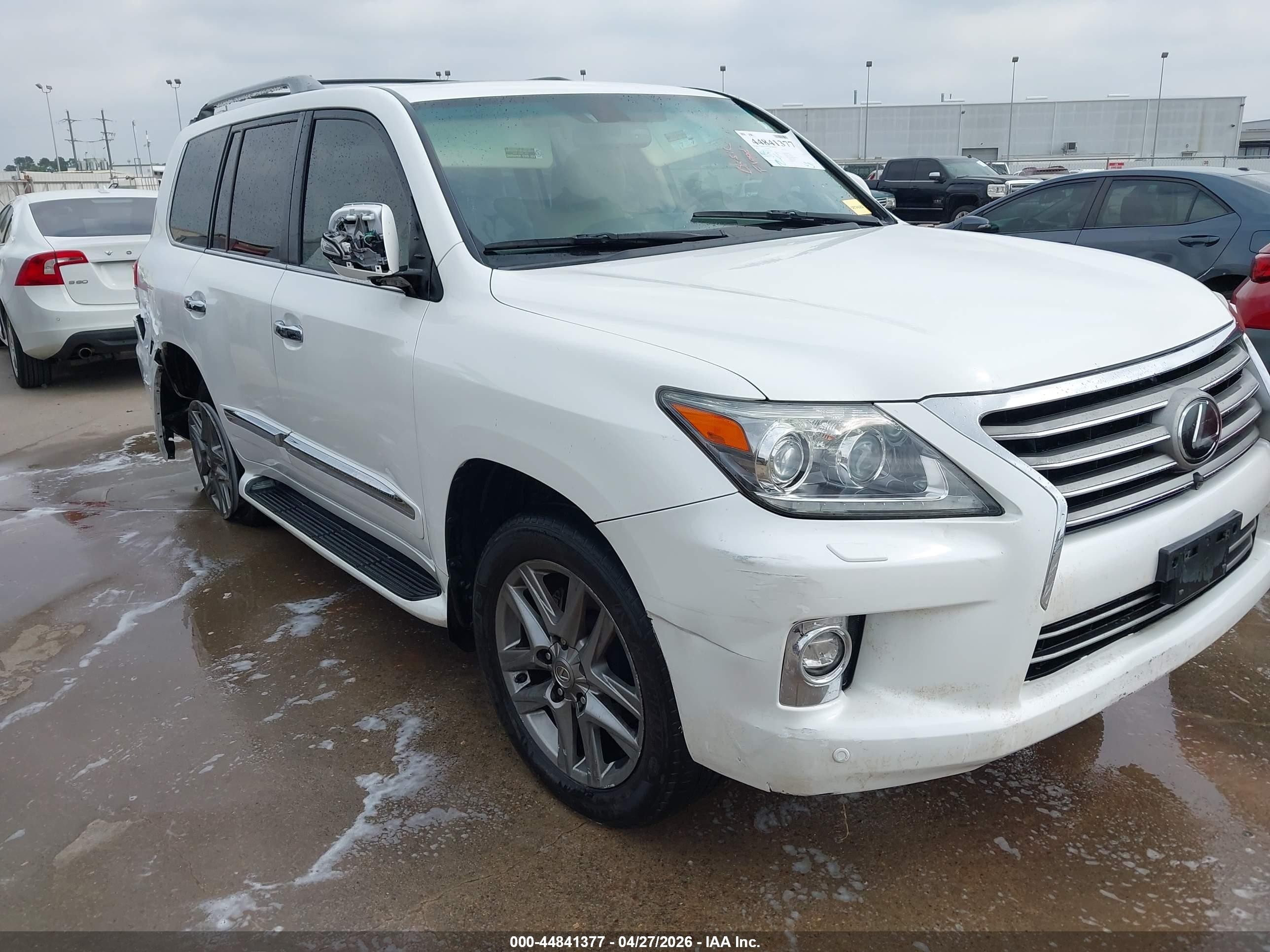 2014 Lexus LX 570, VIN JTJHY7AX5E4156032 — Rear end