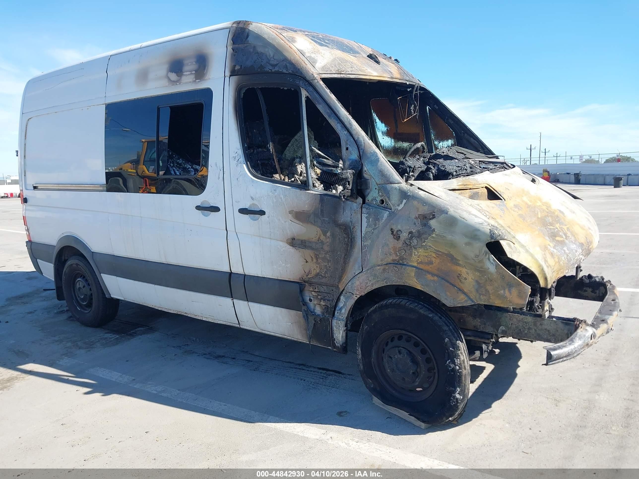 2007 Freightliner Sprinter, VIN WDYPE745475180471 — Пожар в моторном отсеке