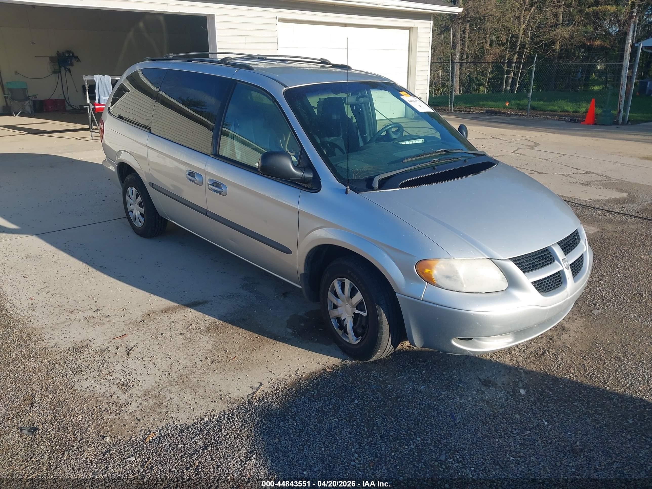 2002 Dodge Caravan Sport, VIN 2B4GP44362R585260 — Side