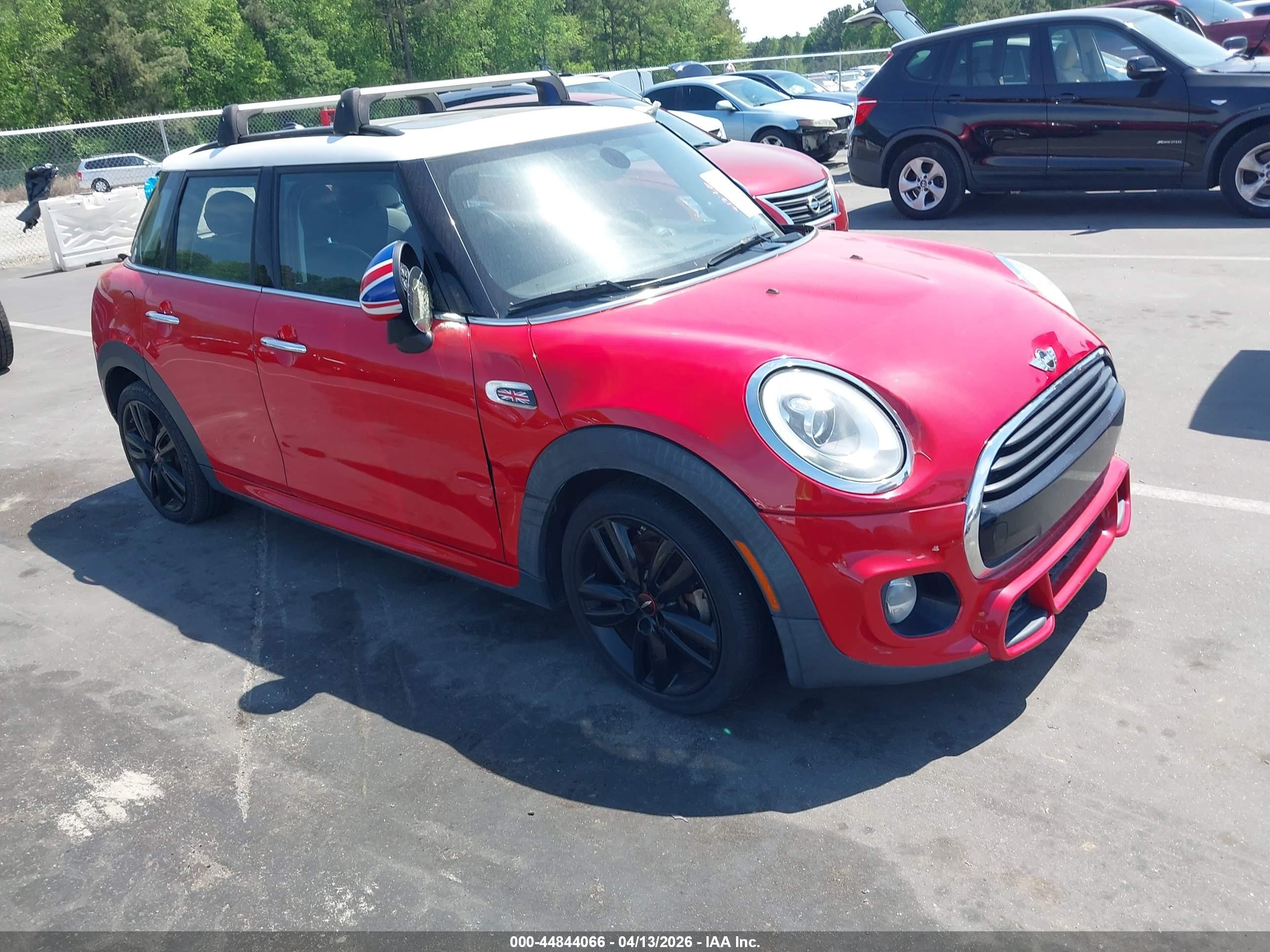 2018 MINI Hardtop 4 Door Cooper, VIN WMWXU1C56J2F79615 — Перед