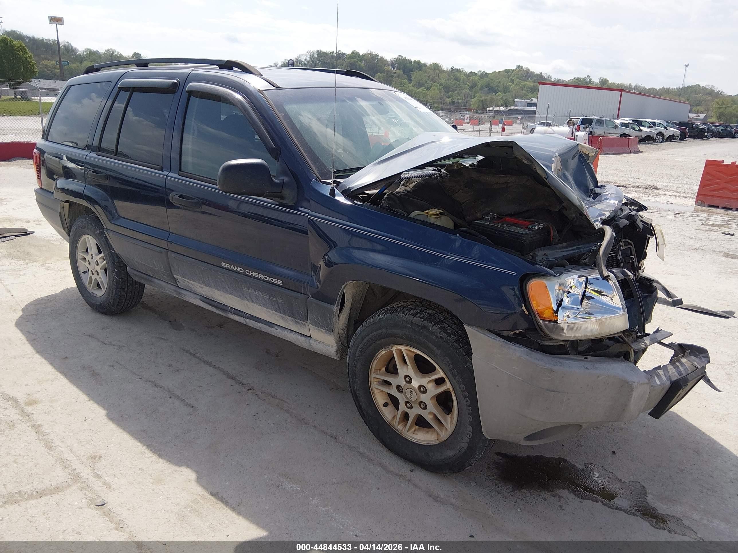 2004 Jeep Grand Cherokee Laredo, VIN 1J4GW48S14C330822 — Front end