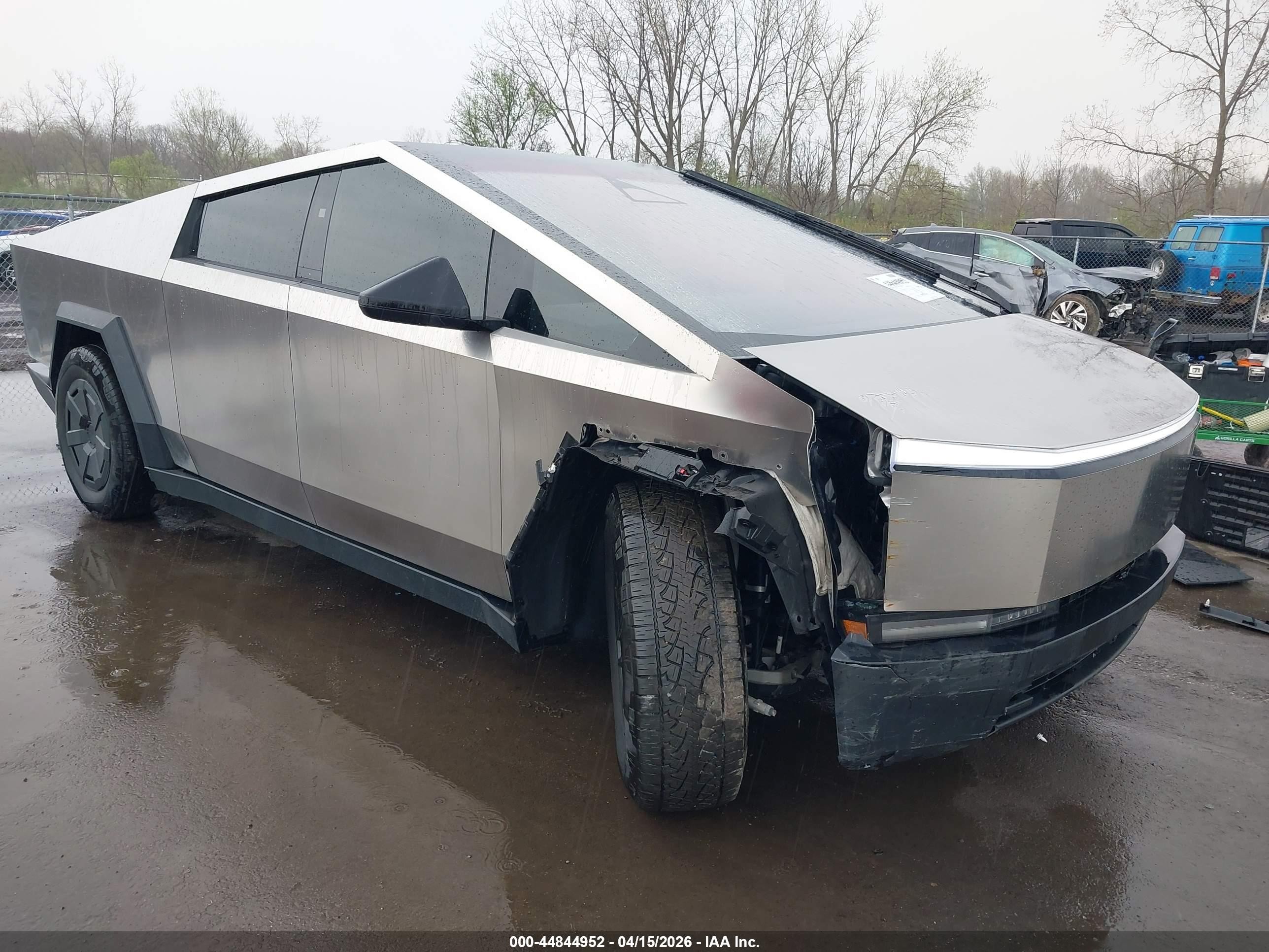 2025 Tesla Cybertruck, VIN 7G2CEHED0SA062523 — Front end