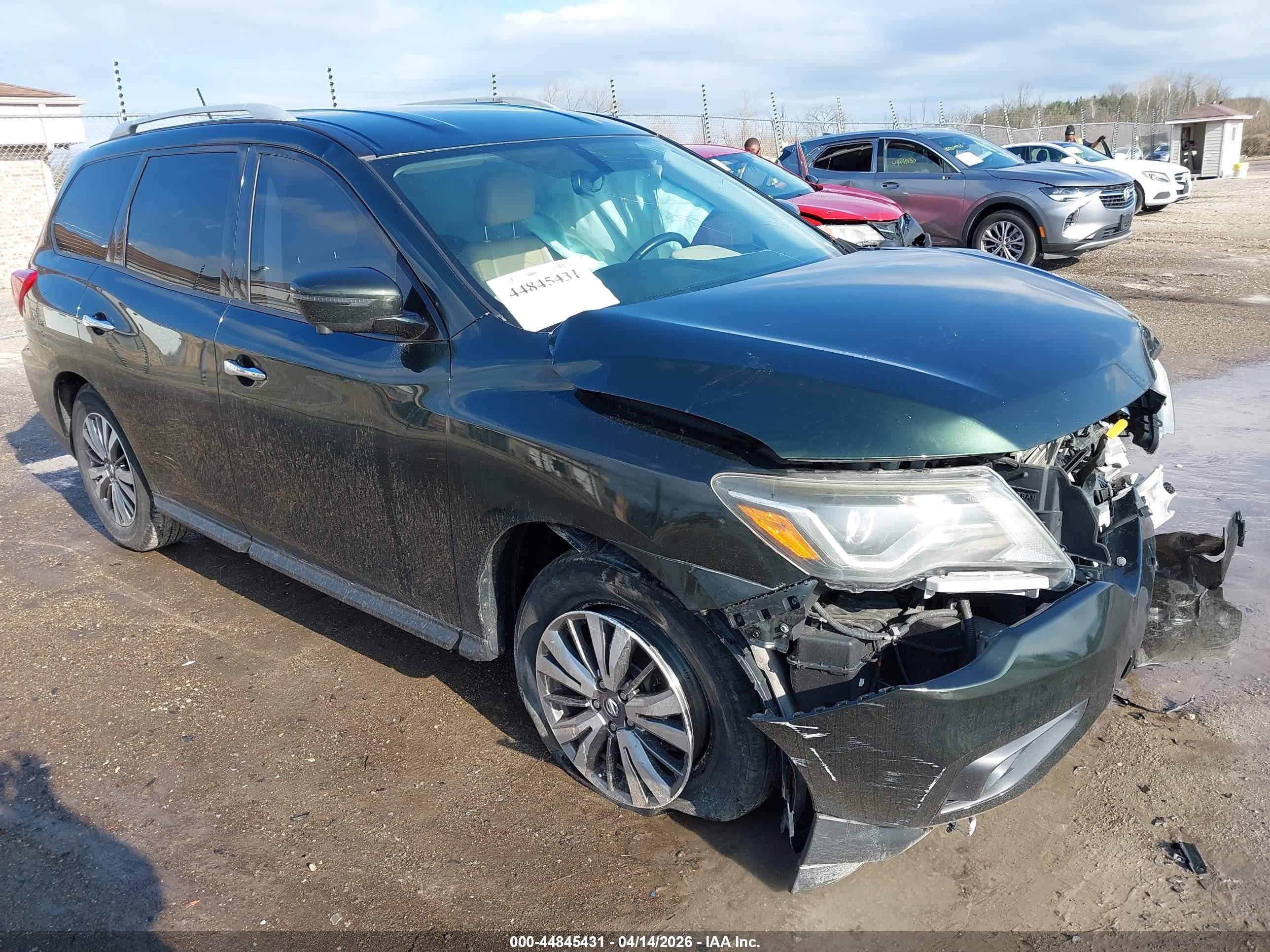2018 Nissan Pathfinder Platinum, VIN 5N1DR2MN9JC653625 — Перед