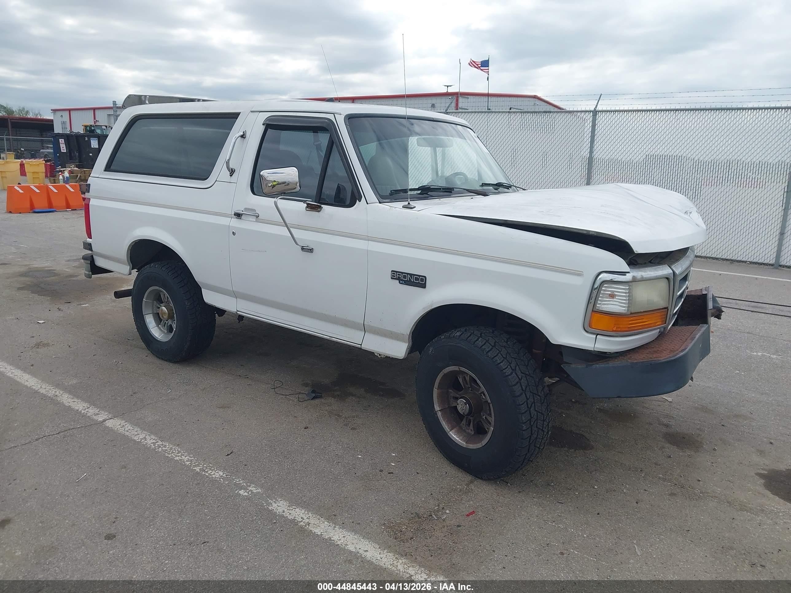 1995 Ford Bronco Eddie Bauer, VIN 1FMEU15N2SLB32467 — Front end