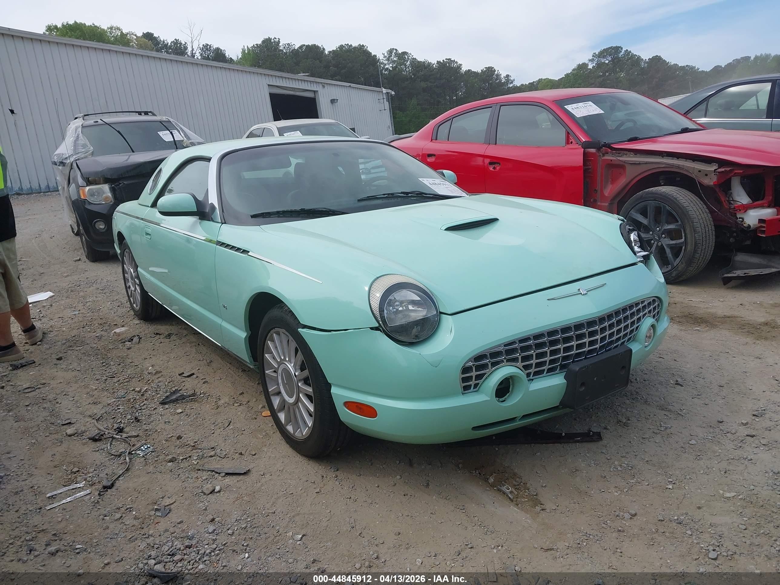 2004 Ford Thunderbird Deluxe, VIN 1FAHP60AX4Y104728 — Бок
