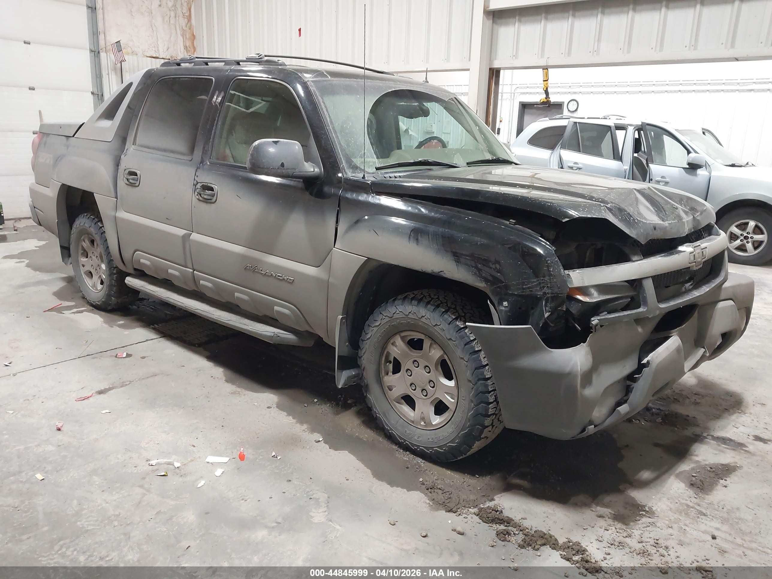 2002 Chevrolet Avalanche, VIN 3GNEK13T32G111529 — Front end