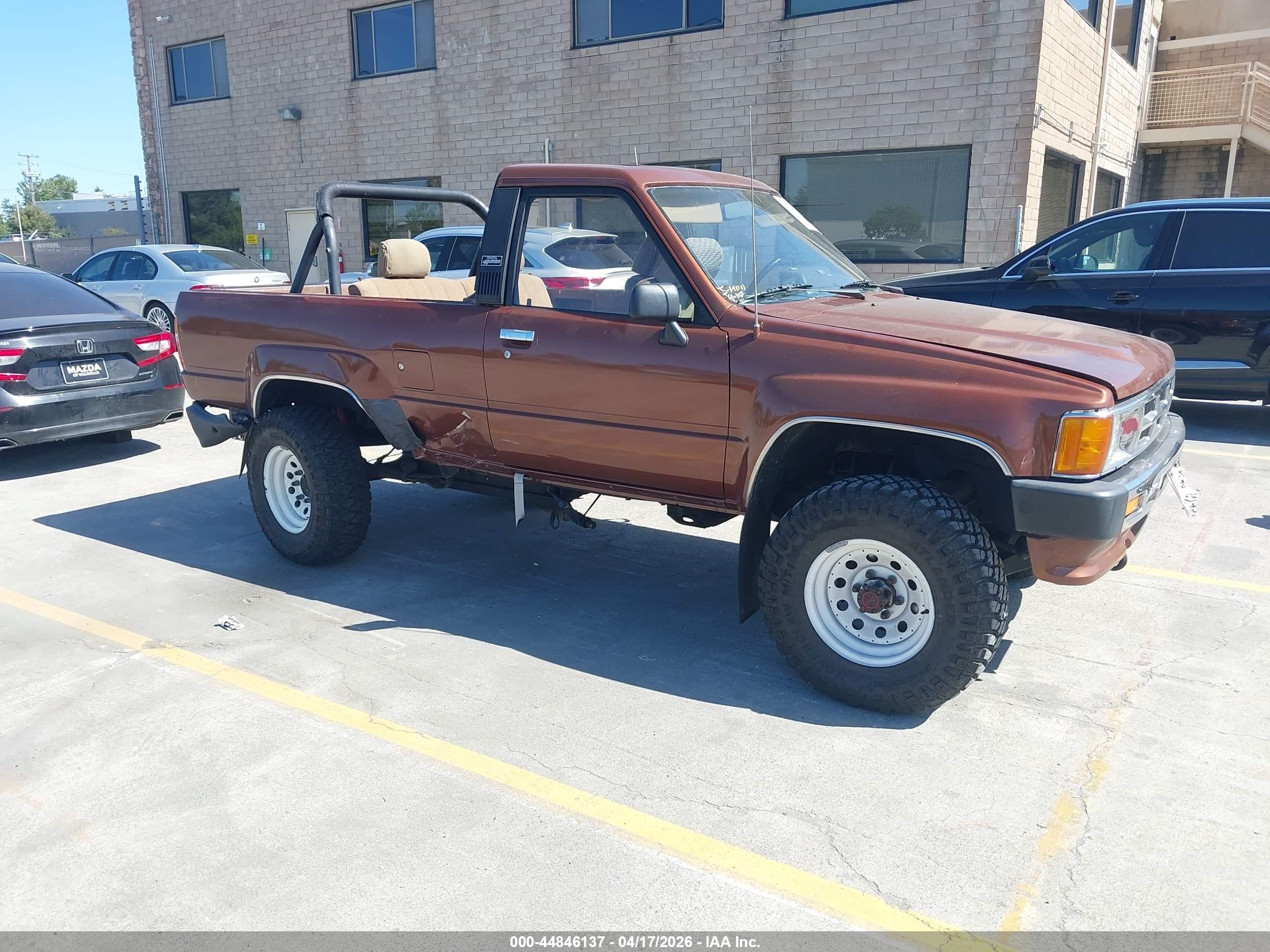 1986 Toyota 4runner 4WD, VIN JT3RN64W2G0065344 — Undercarriage