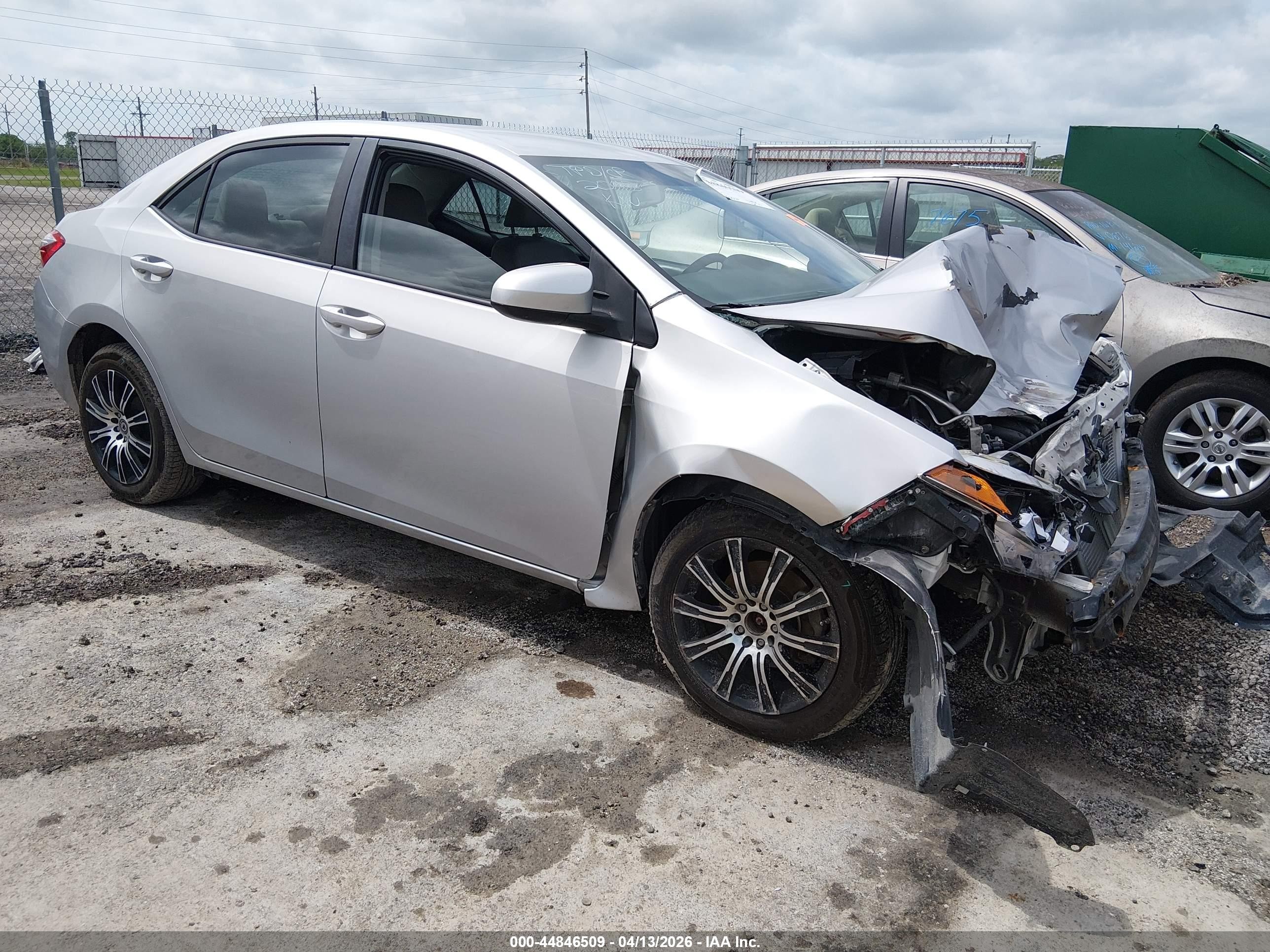 2016 Toyota Corolla L, VIN 5YFBURHE0GP500547 — Front end