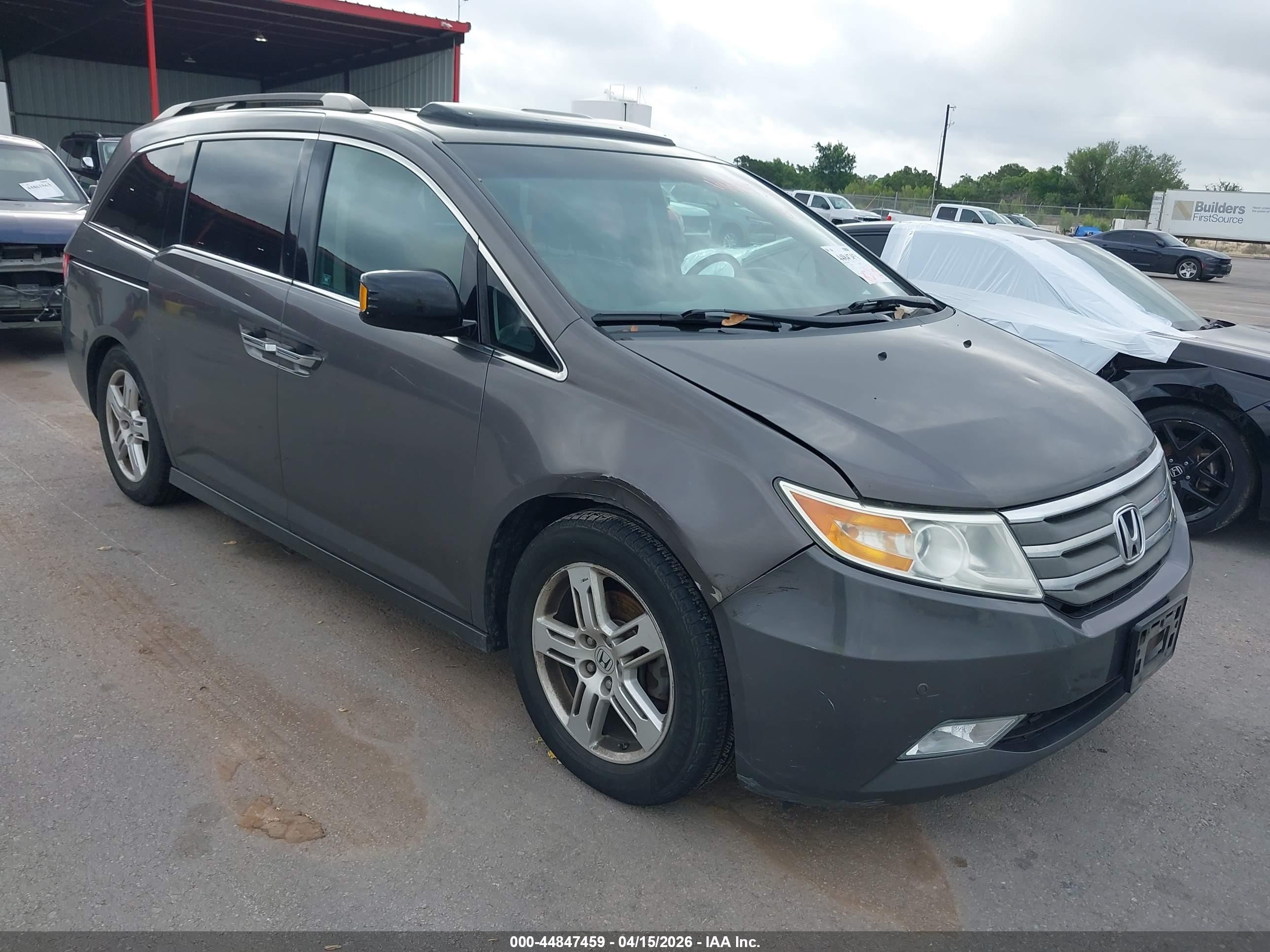 2012 Honda Odyssey Touring, VIN 5FNRL5H96CB001593 — Front end