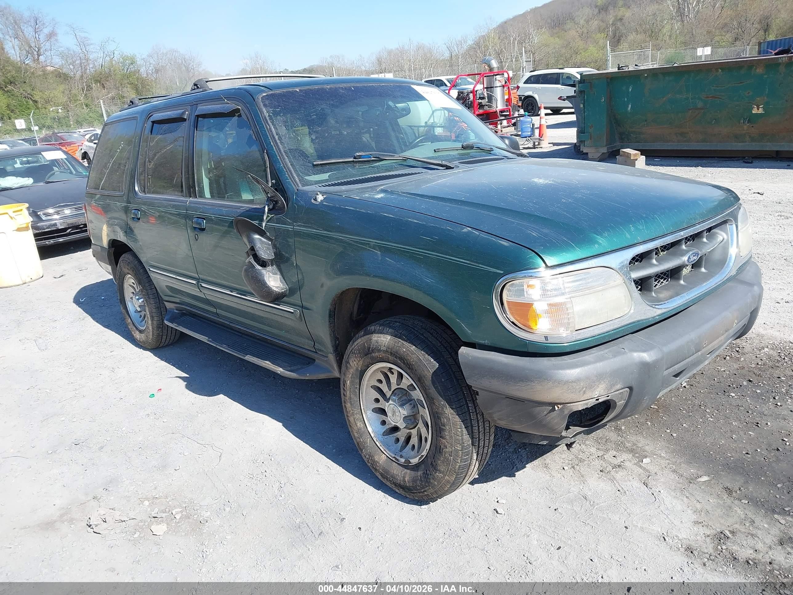 2000 Ford Explorer XLT, VIN 1FMZU73E9YUB27969 — Side