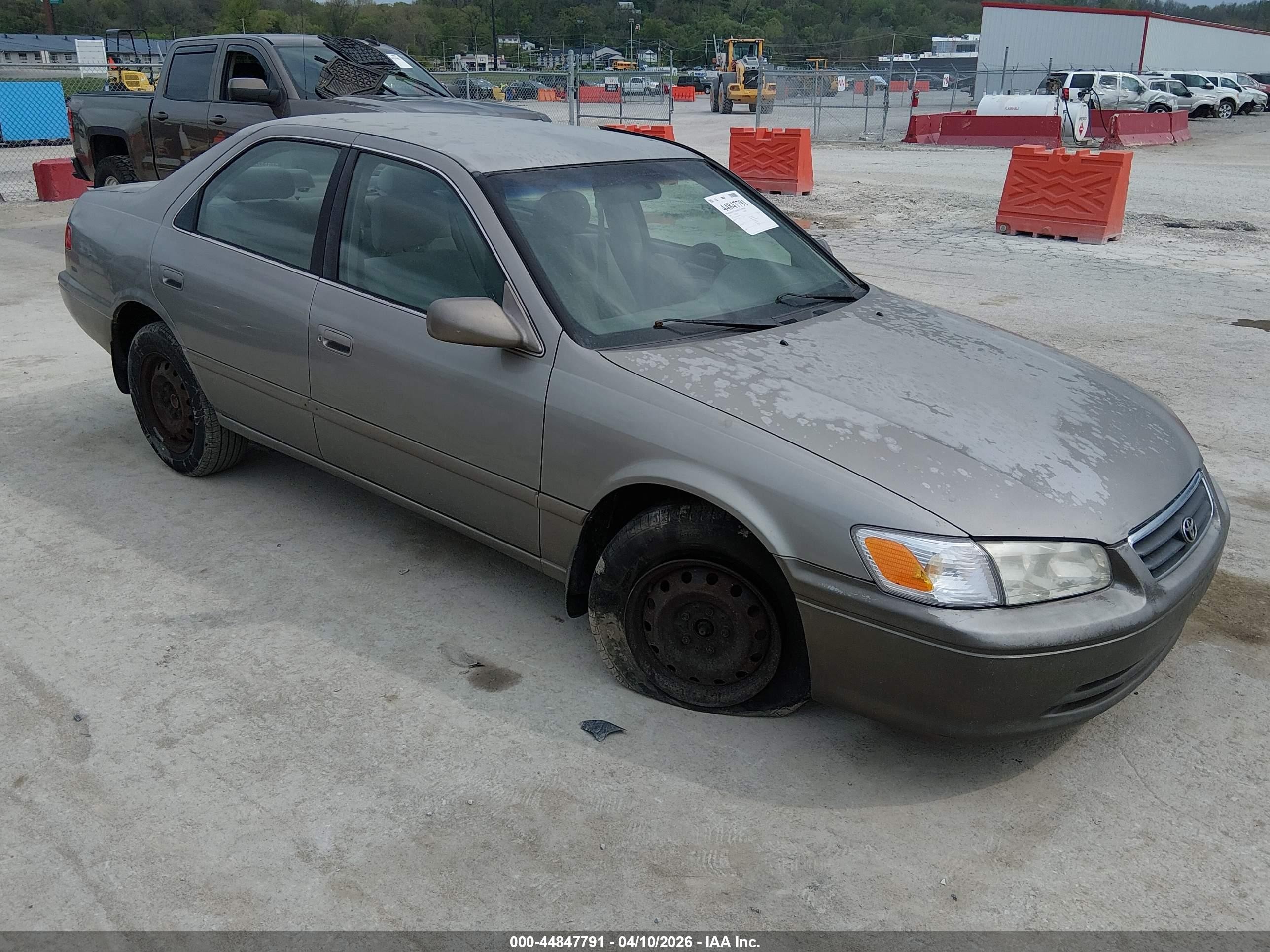 2000 Toyota Camry LE, VIN JT2BG22K3Y0466167 — Front end