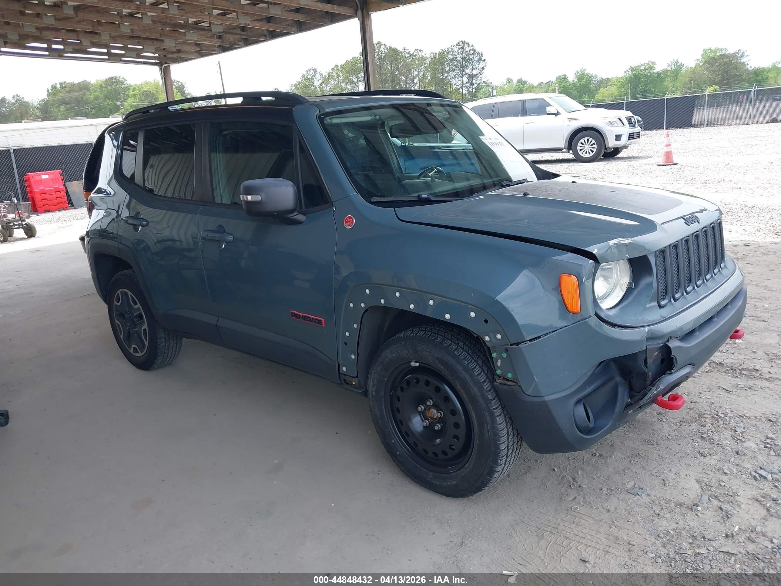 2016 Jeep Renegade Trailhawk, VIN ZACCJBCT7GPD53366 — Front end