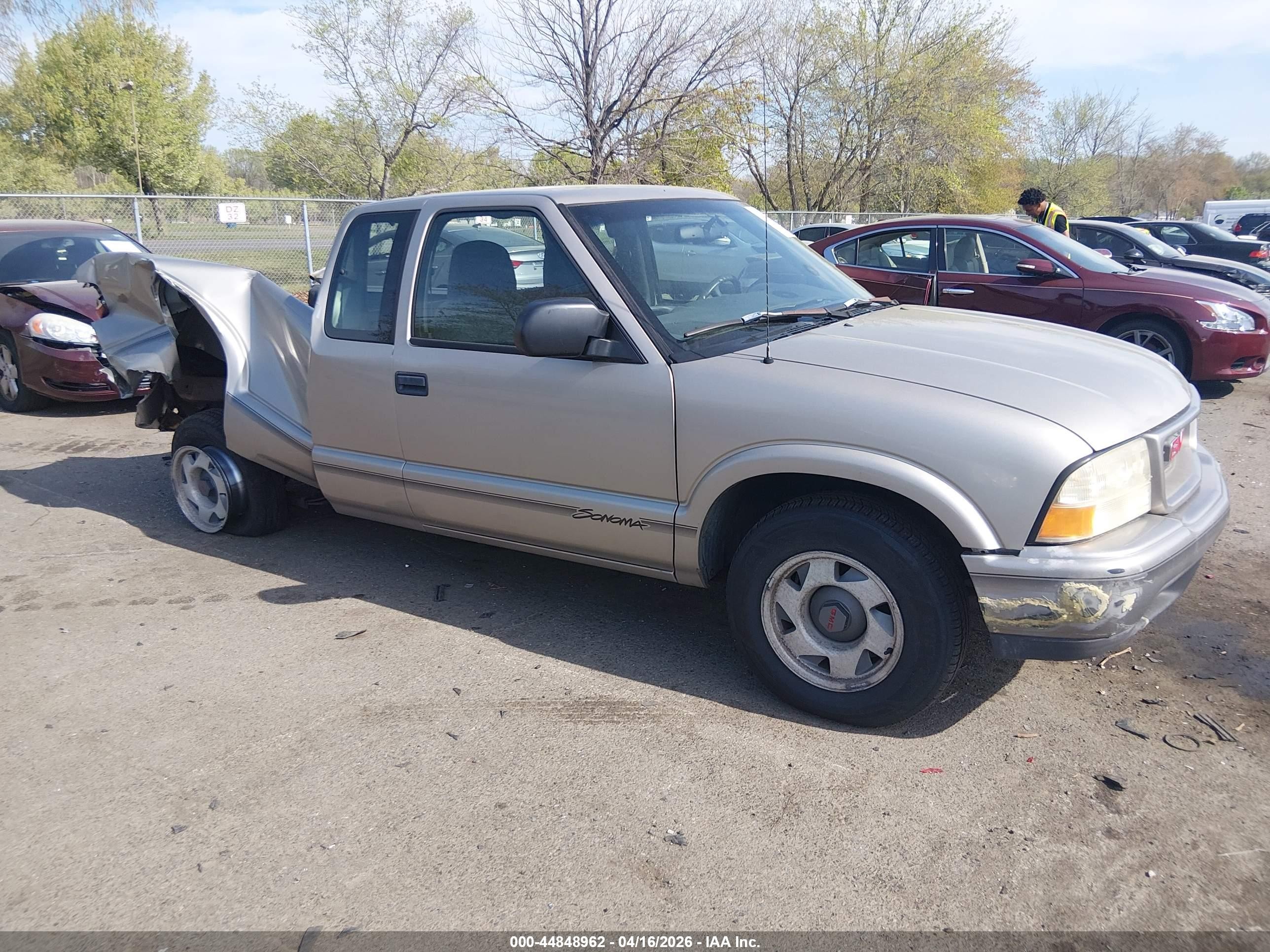 1999 GMC Sonoma SLS, VIN 1GTCS1948X8523023 — Rear end