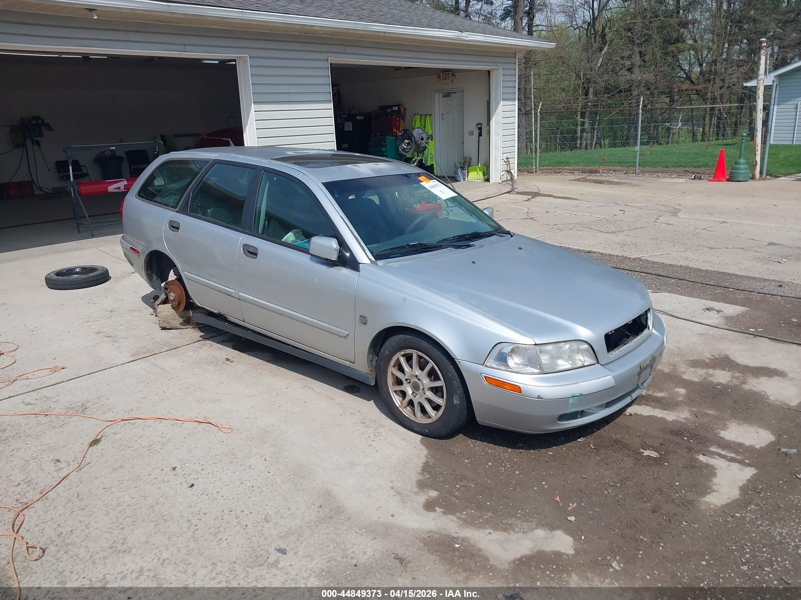 2004 Volvo V40, VIN YV1VW27574F027629 — Перед