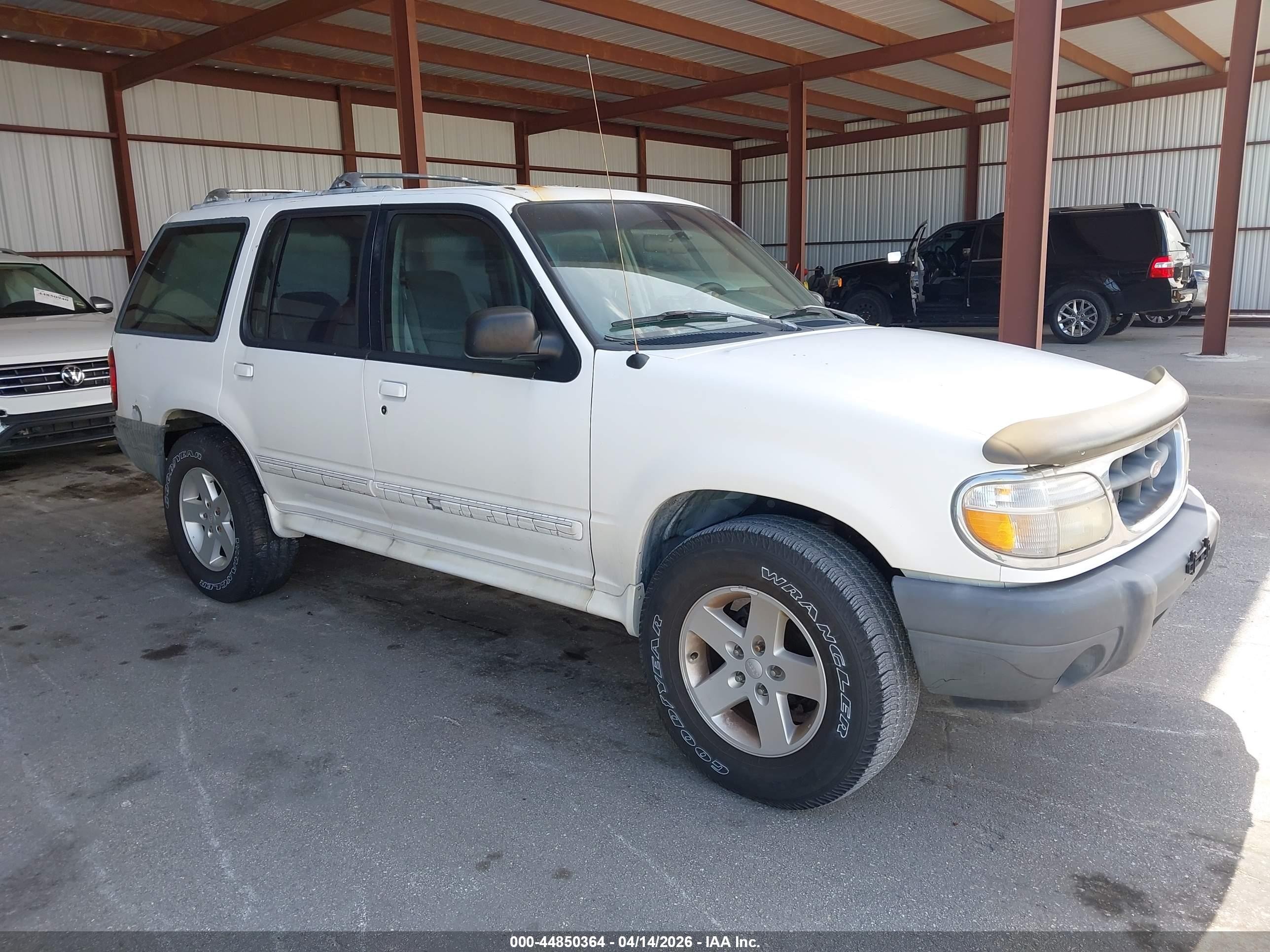 2000 Ford Explorer, VIN 1FMDU61X2YZB68777 — Normal wear