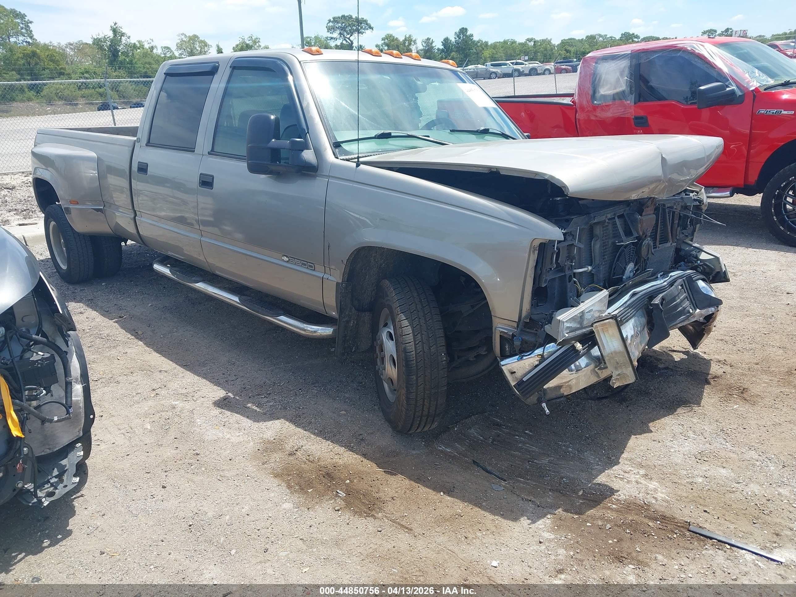 2000 Chevrolet Silverado 3500, VIN 1GCHC33J0YF475589 — Front end