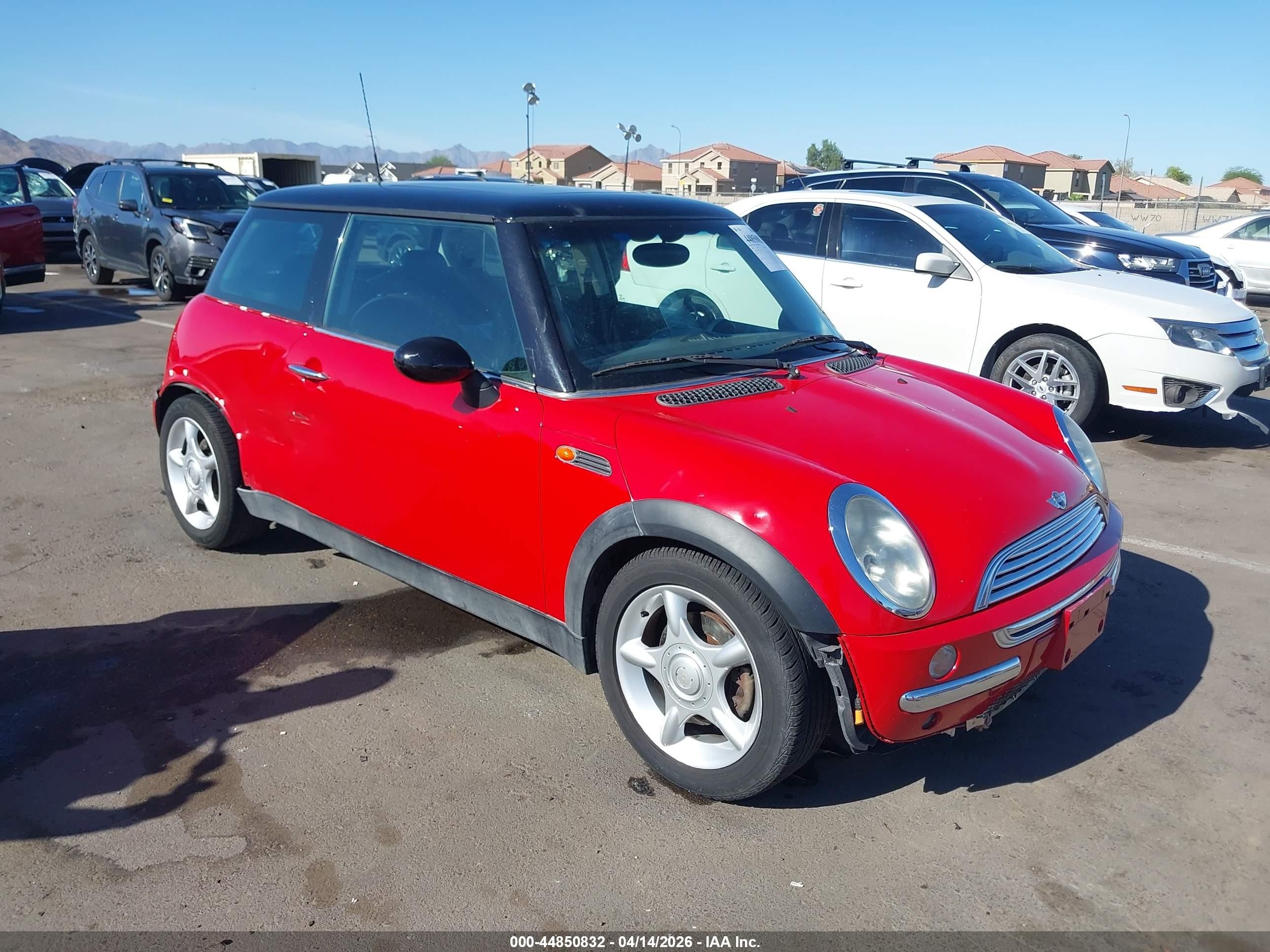 2002 MINI Hardtop, VIN WMWRC33472TC35544 — Бок
