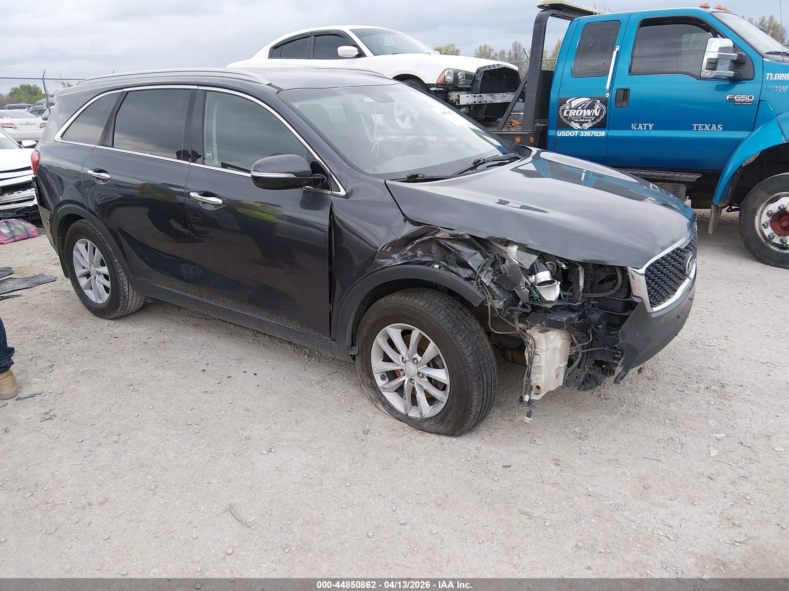 2017 Kia Sorento LX, VIN 5XYPG4A38HG333062 — Front end