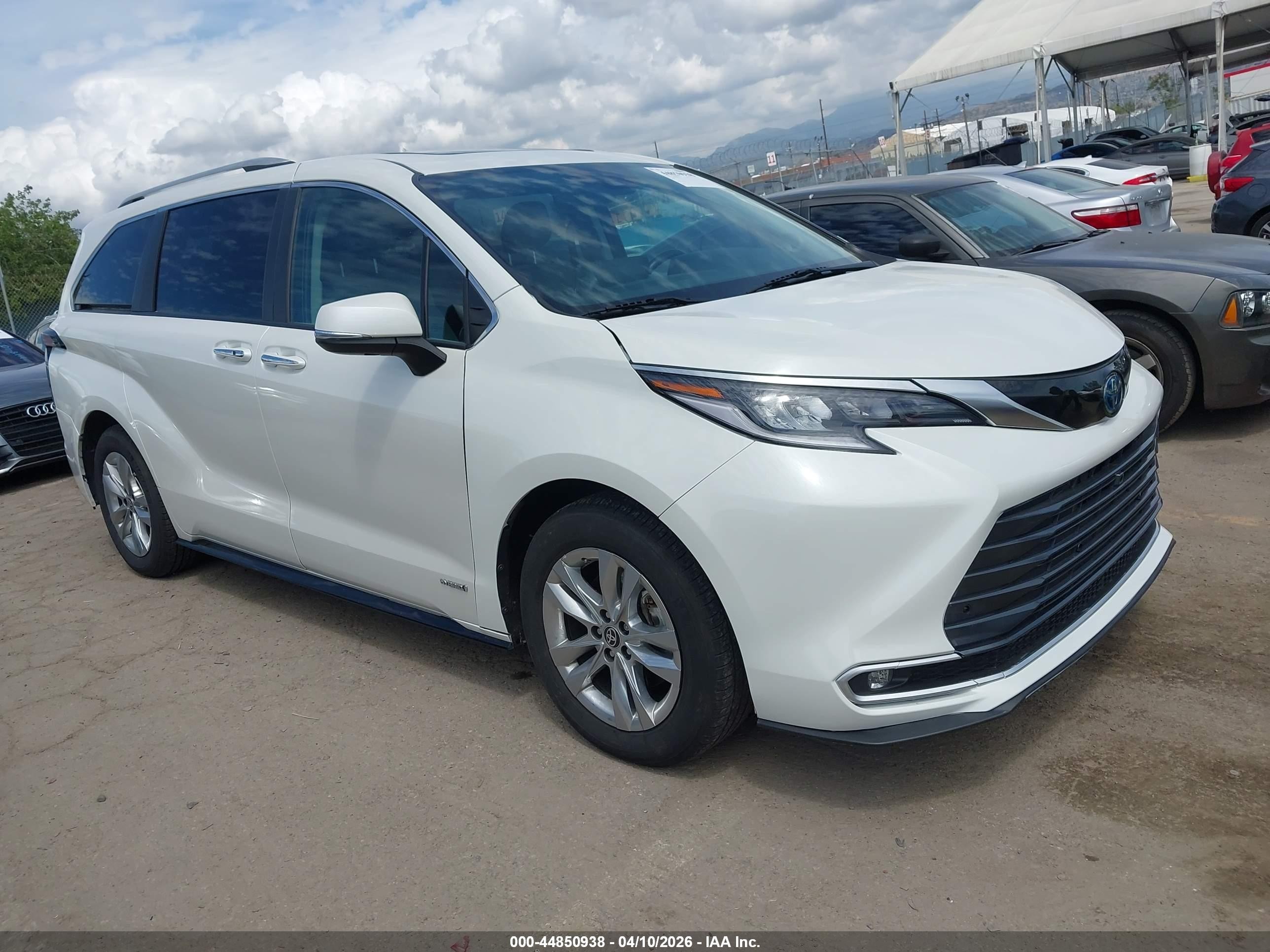 2021 Toyota Sienna Limited, VIN 5TDZRKEC7MS009776 — Side