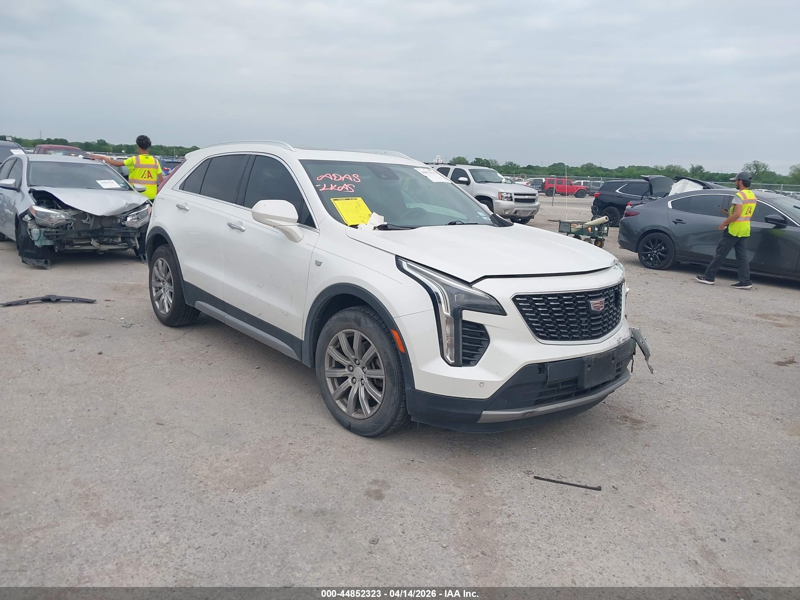 2019 Cadillac XT4 FWD Premium Luxury, VIN 1GYFZCR43KF213963 — Front end