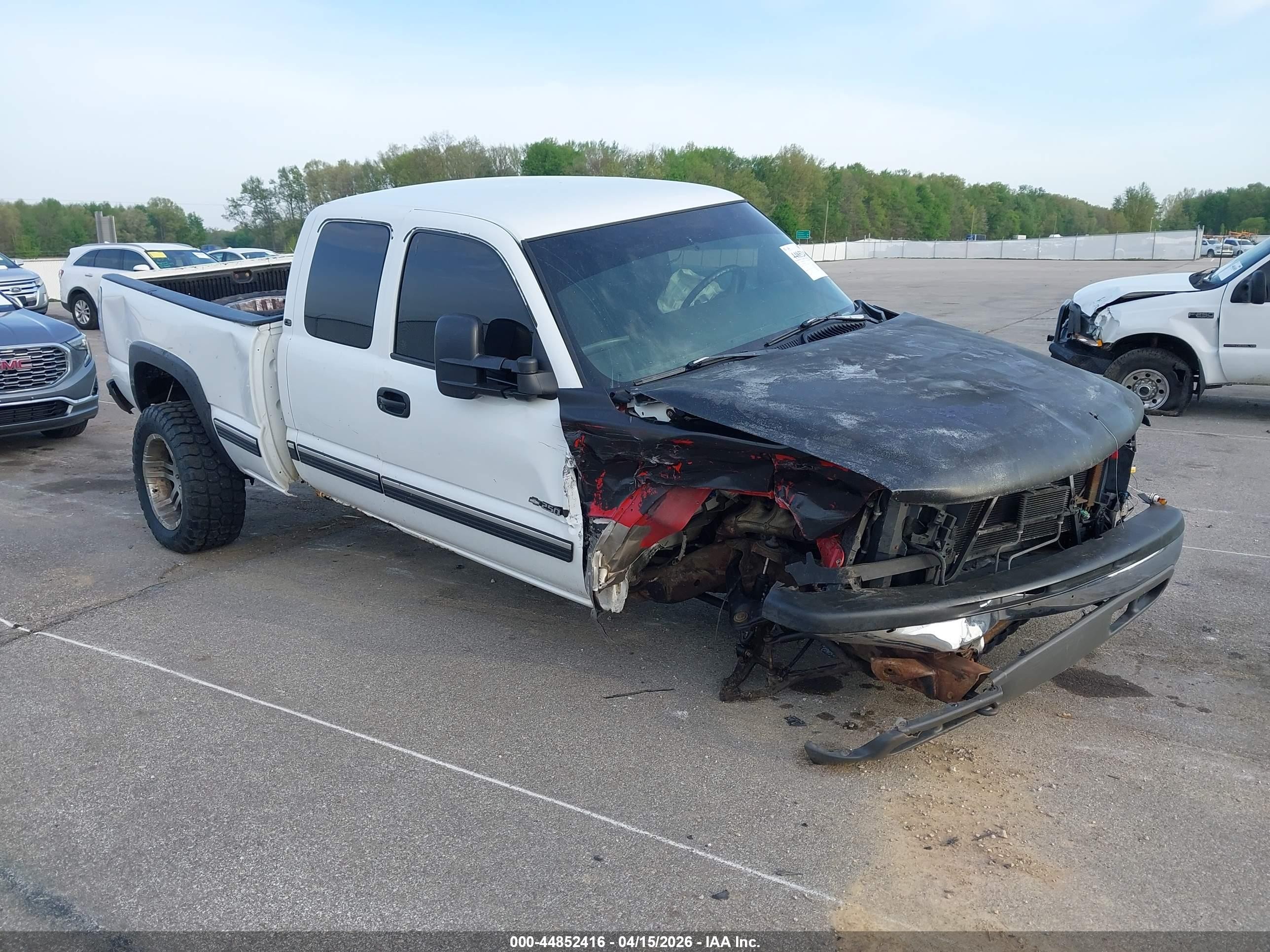 2000 Chevrolet Silverado 2500 LS, VIN 1GCGK29U9YE261345 — Side