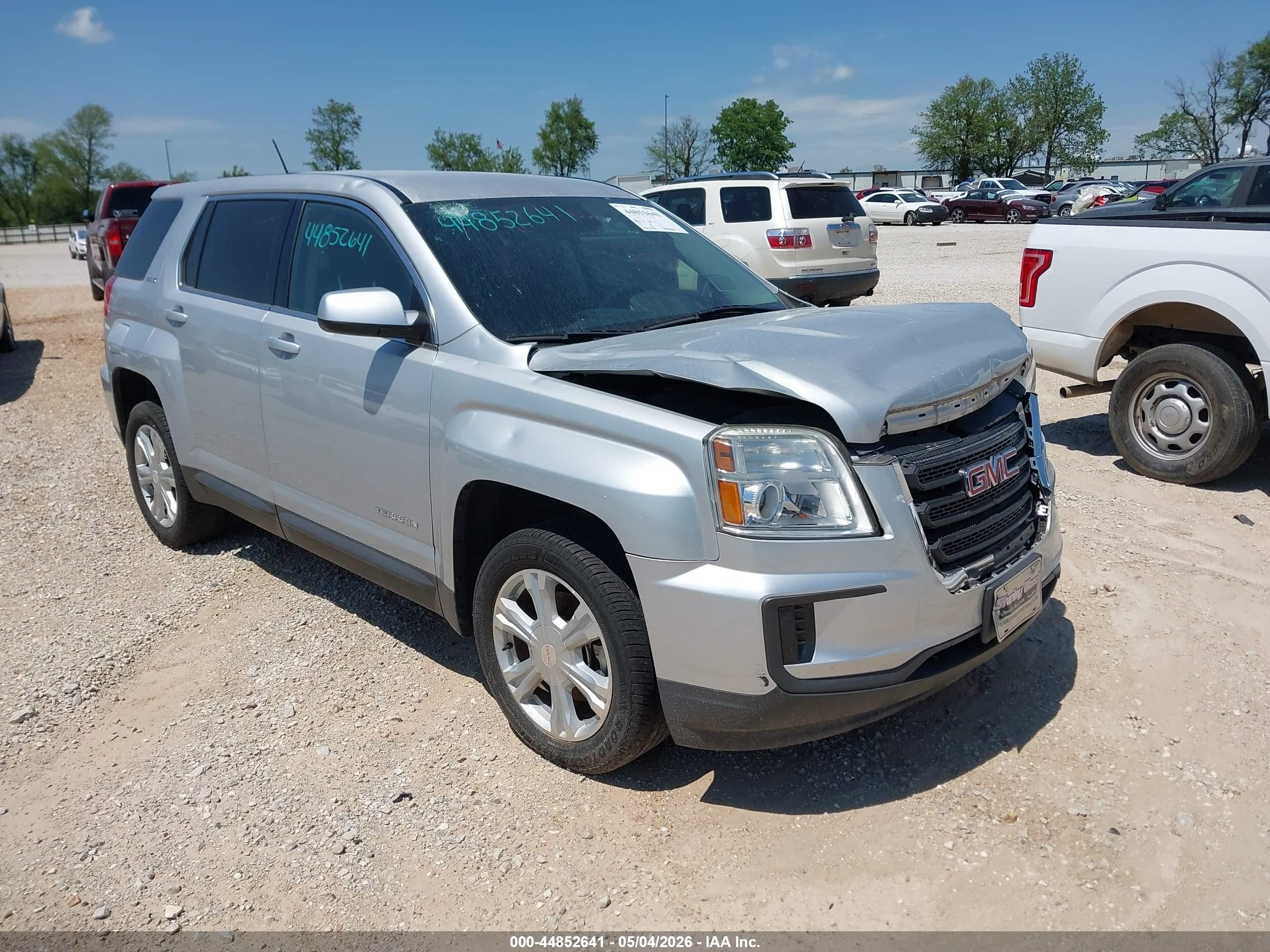 2017 GMC Terrain SLE, VIN 2GKALMEK6H6263260 — Front end