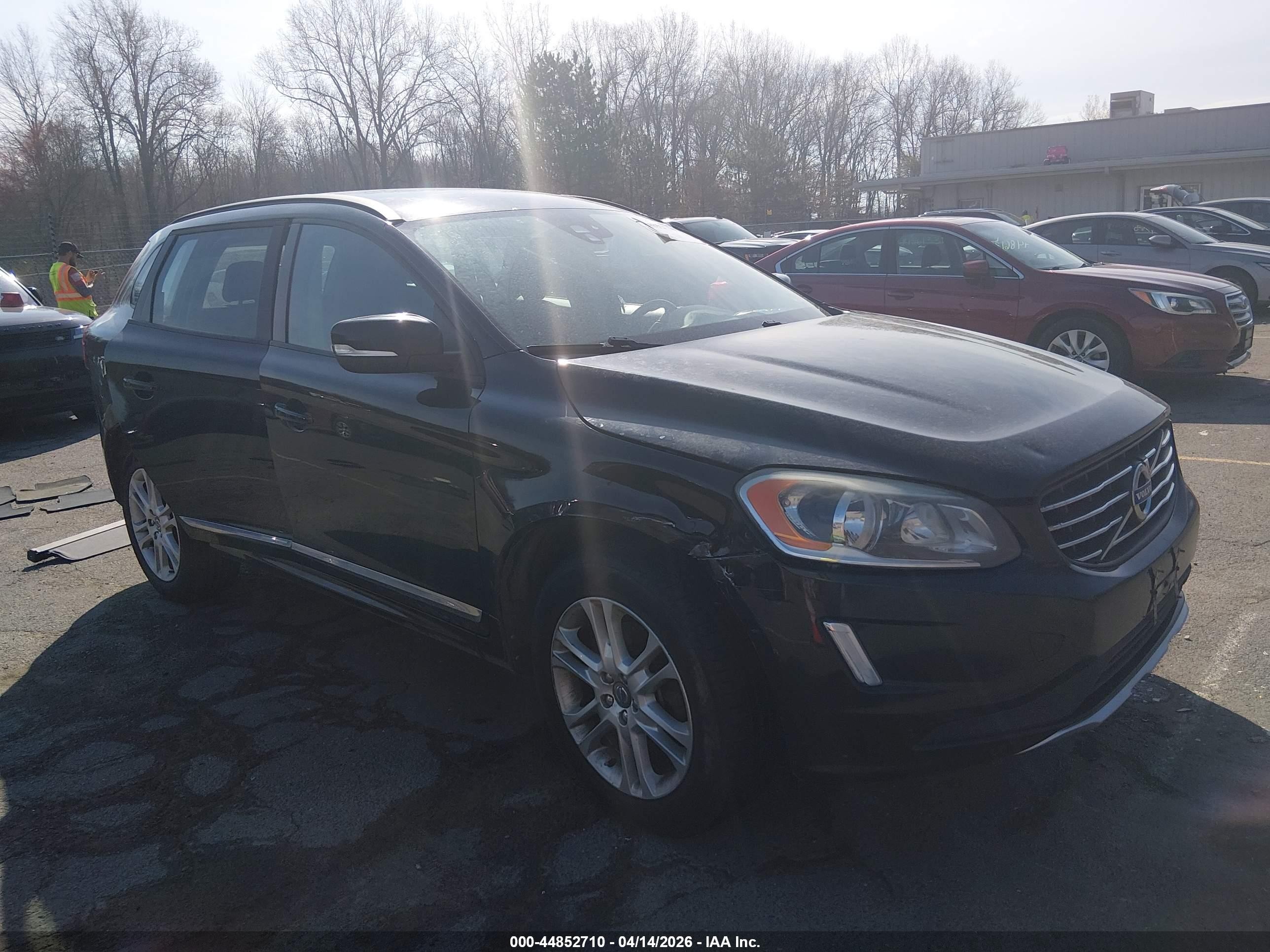 2015 Volvo XC60 T5 Drive-E, VIN YV440MDJXF2730133 — Side