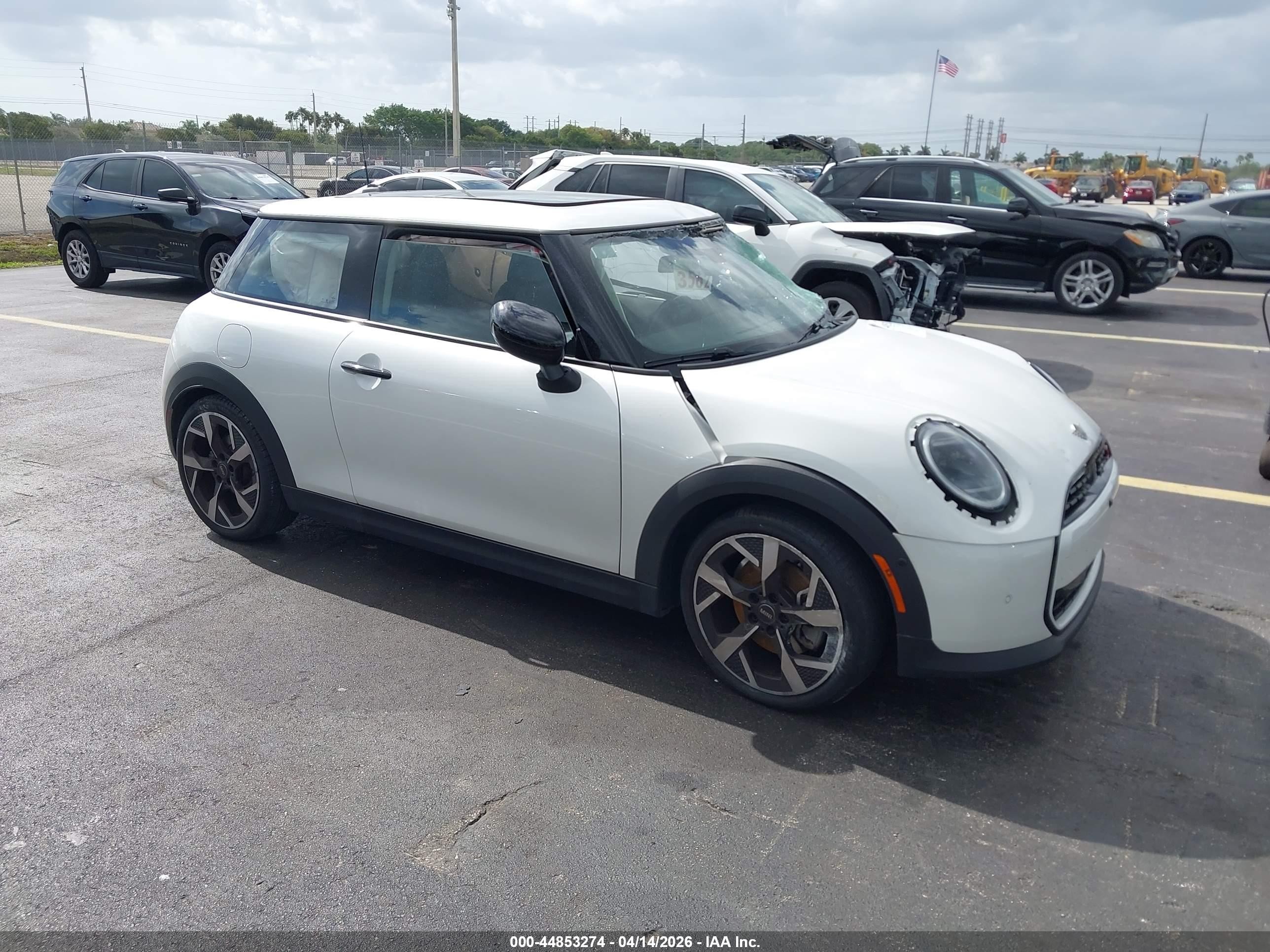 2025 MINI Hardtop Cooper S, VIN WMW23GD0XS2W34746 — Бок