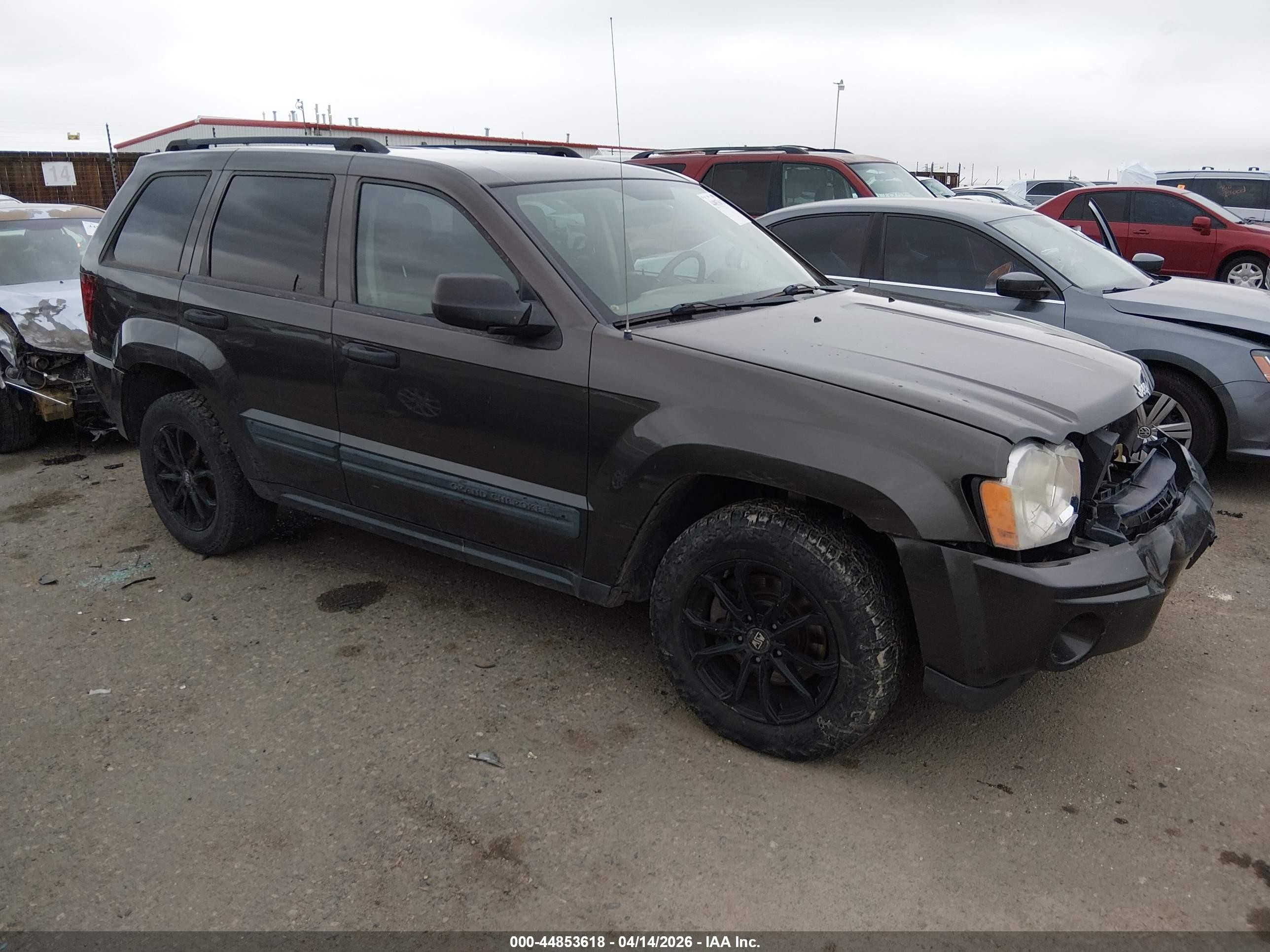 2006 Jeep Grand Cherokee Laredo, VIN 1J4GR48K06C334435 — Front end