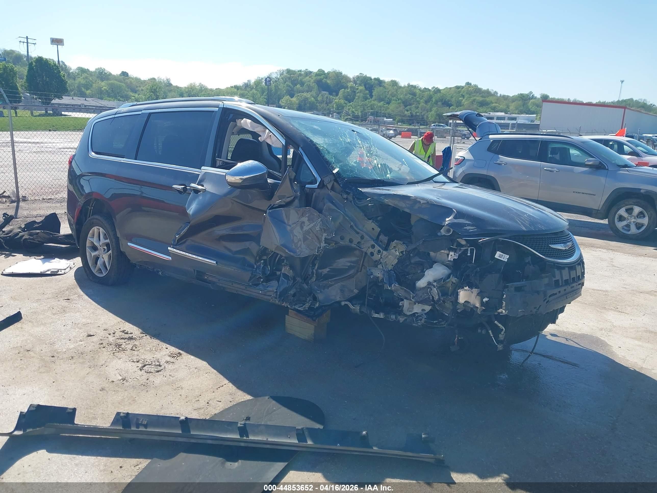 2020 Chrysler Pacifica Limited, VIN 2C4RC1GG4LR120675 — Перед