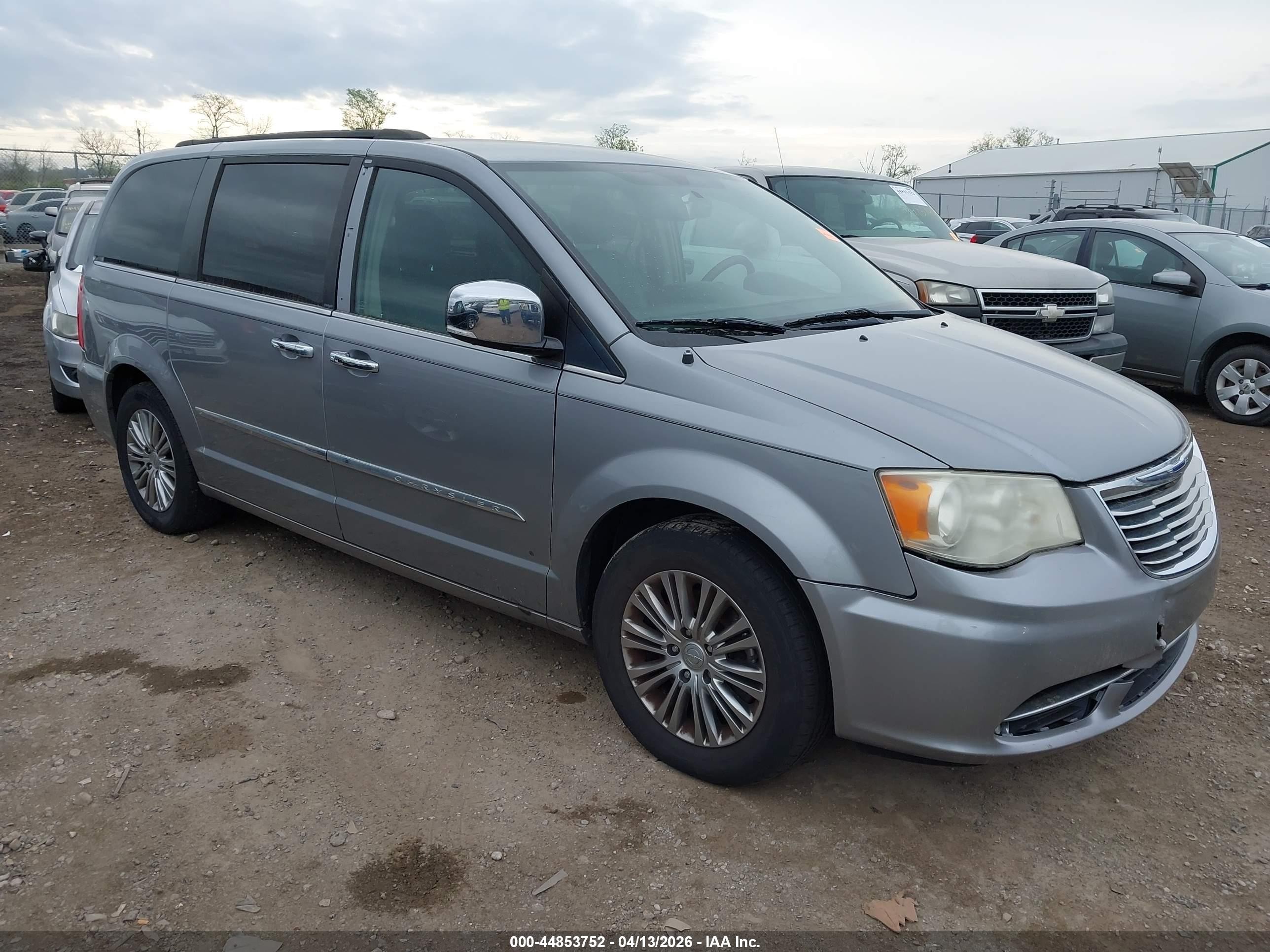 2014 Chrysler Town & Country Touring L, VIN 2C4RC1CG6ER174715 — Перед