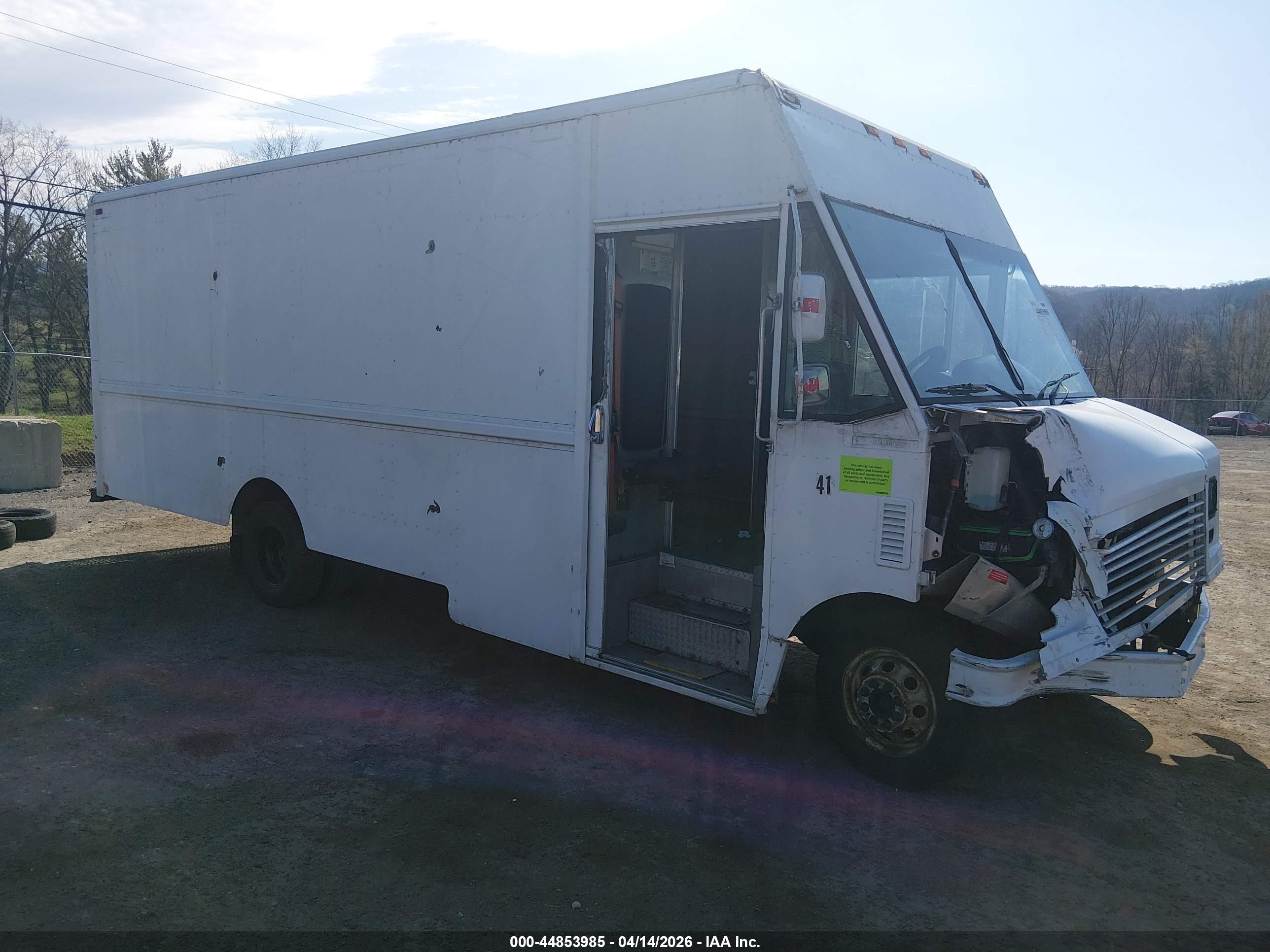 2006 Ford E-350, VIN 1FCJE39L36HB11303 — Front end