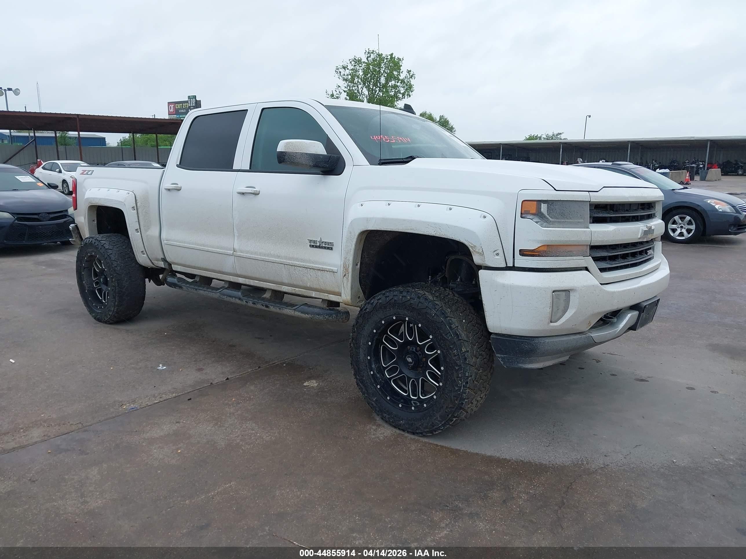 2018 Chevrolet Silverado 1500 LT, VIN 3GCUKREC3JG352134 — Side