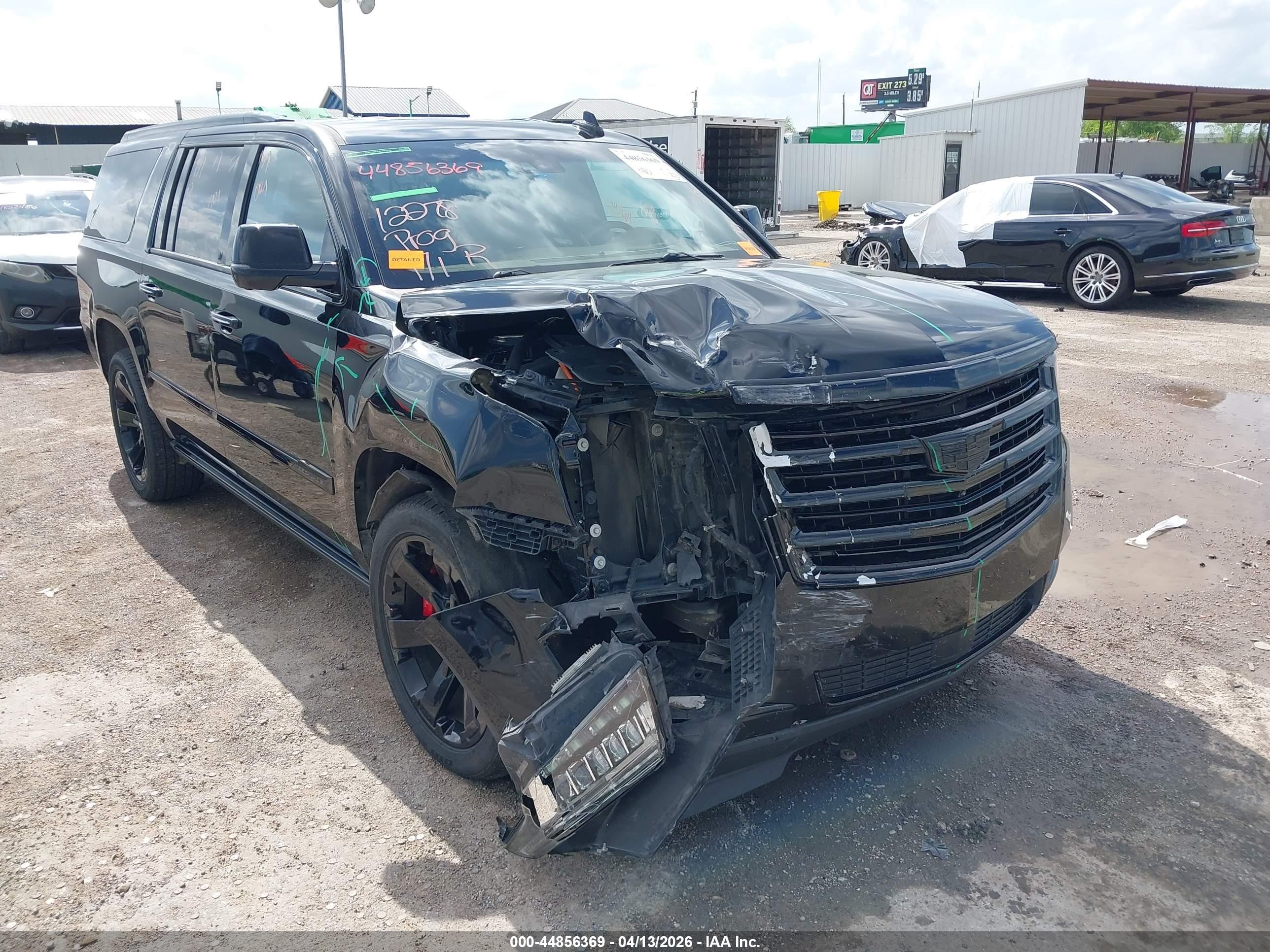 2017 Cadillac Escalade ESV Platinum, VIN 1GYS4KKJ2HR317830 — Front end