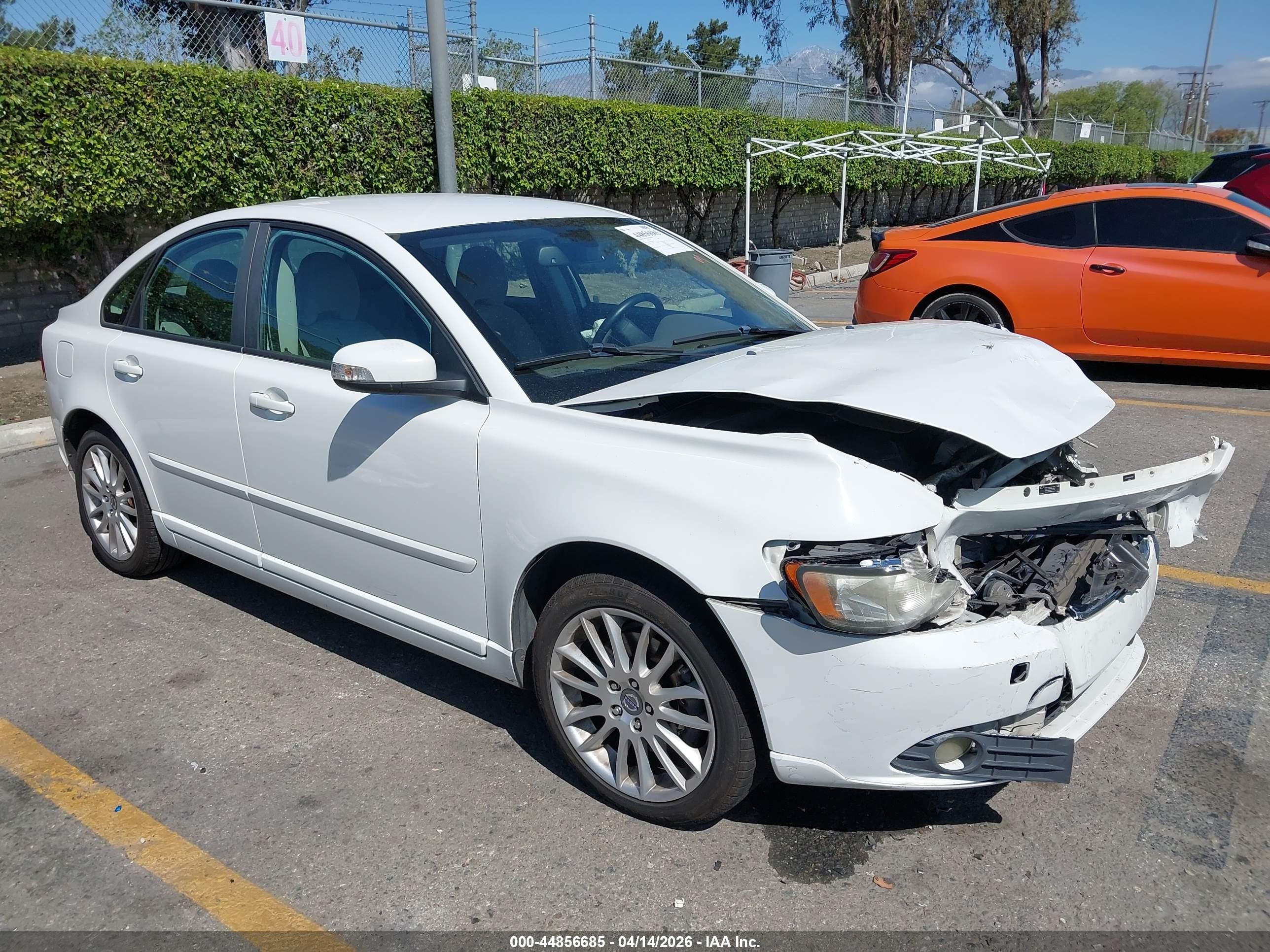 2011 Volvo S40, VIN YV1672MS2B2546653 — Перед
