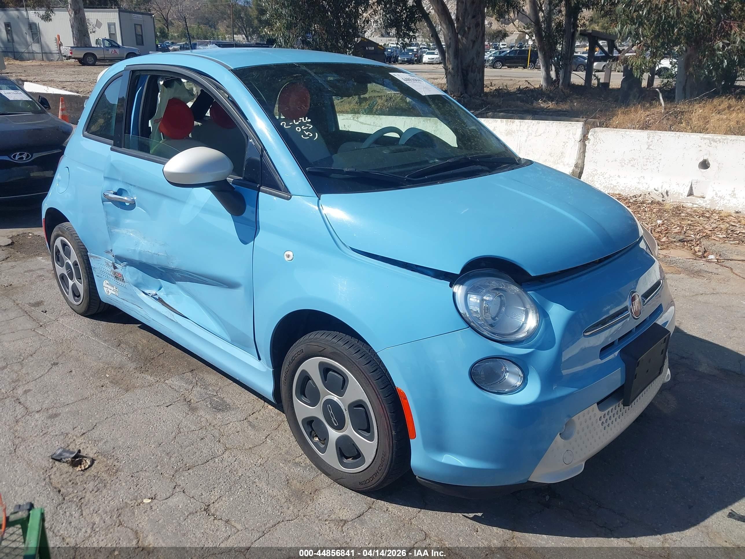 2015 FIAT 500e, VIN 3C3CFFGE2FT561624 — Side