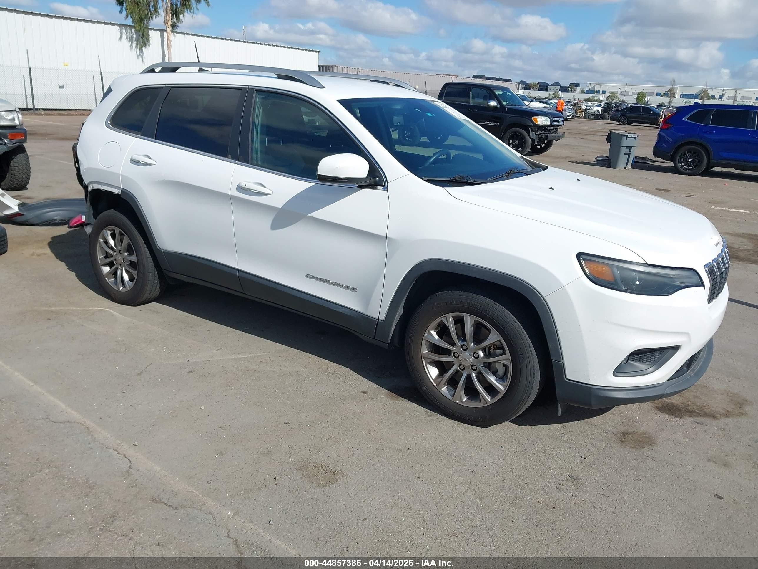 2019 Jeep Cherokee Latitude Plus, VIN 1C4PJLLX2KD266542 — Rear end