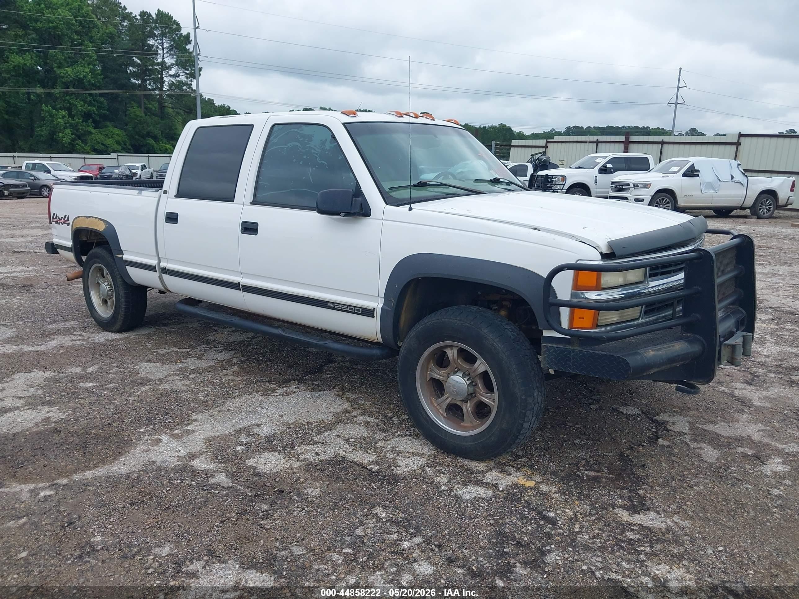 2000 Chevrolet Silverado 2500, VIN 1GCGK23R4YF458955 — Front end