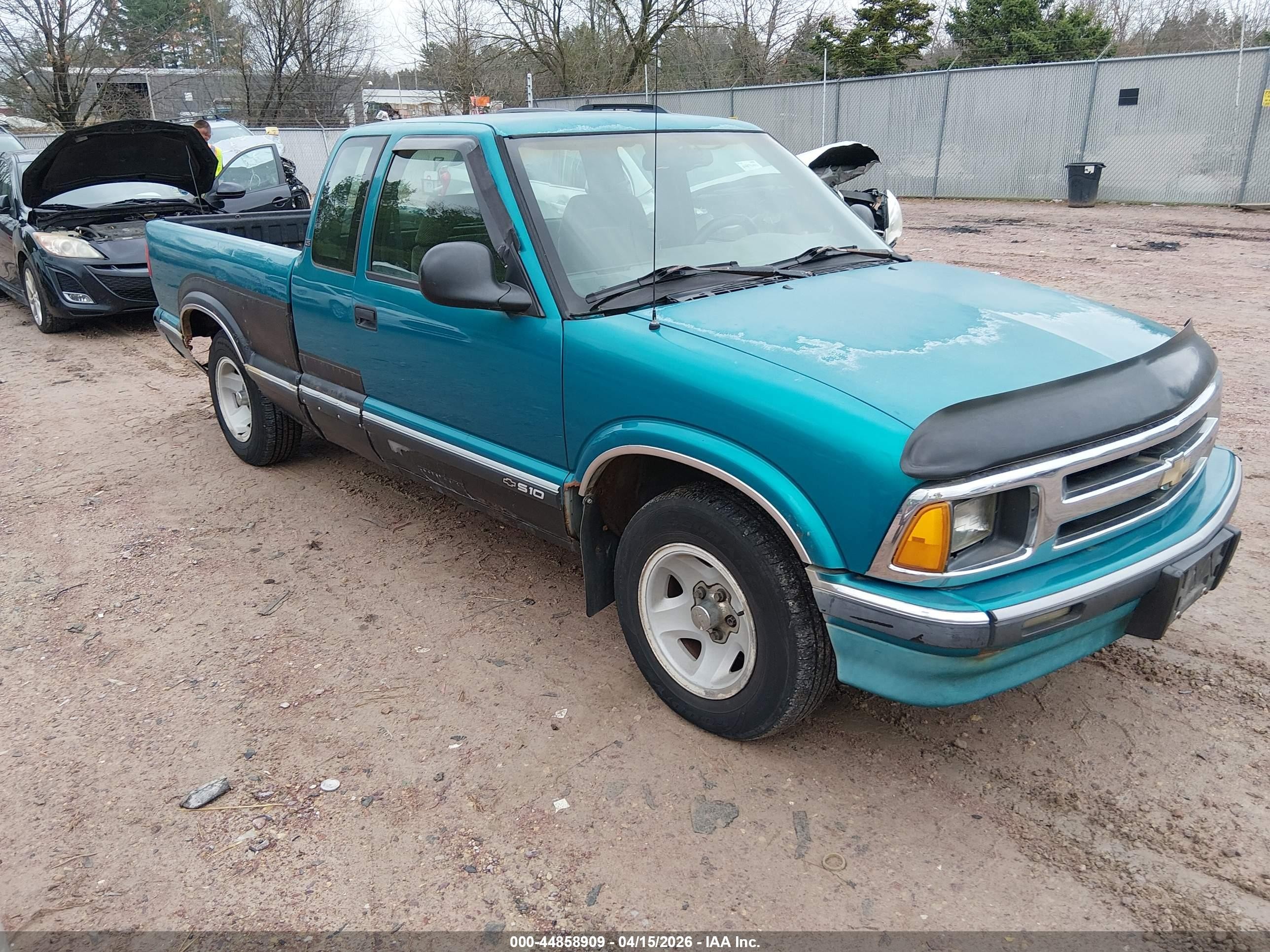 1995 Chevrolet S-10 LS, VIN 1GCCS19Z4S8118796 — Normal wear