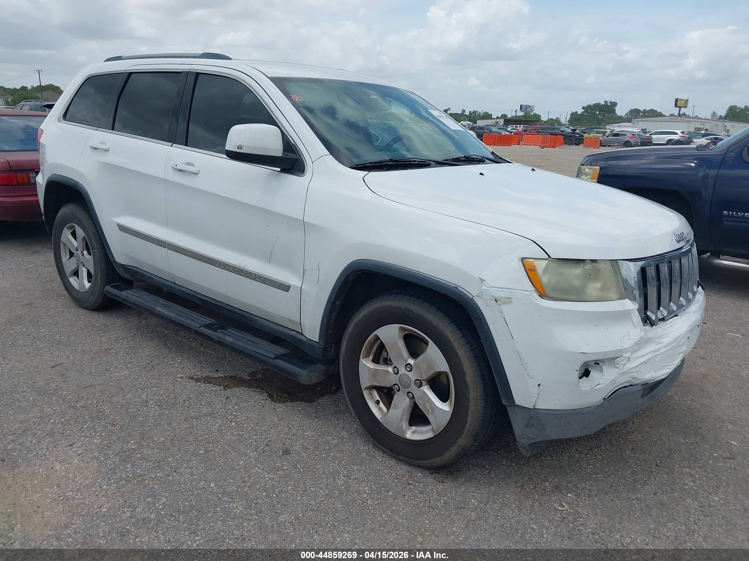2013 Jeep Grand Cherokee Laredo, VIN 1C4RJEAG3DC621010 — Front end
