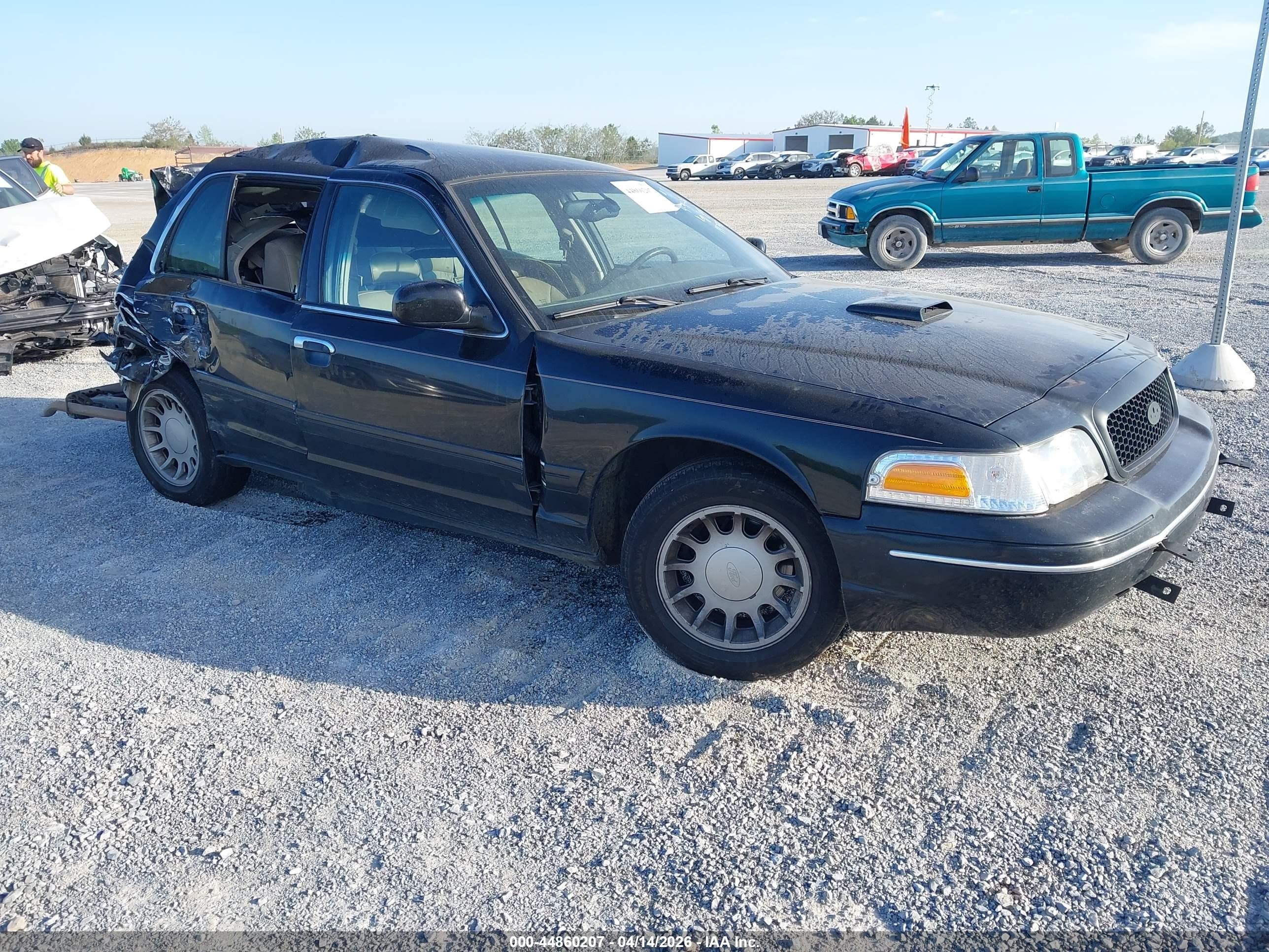 2002 Ford Crown Victoria LX, VIN 2FAFP74W52X147437 — Rear end