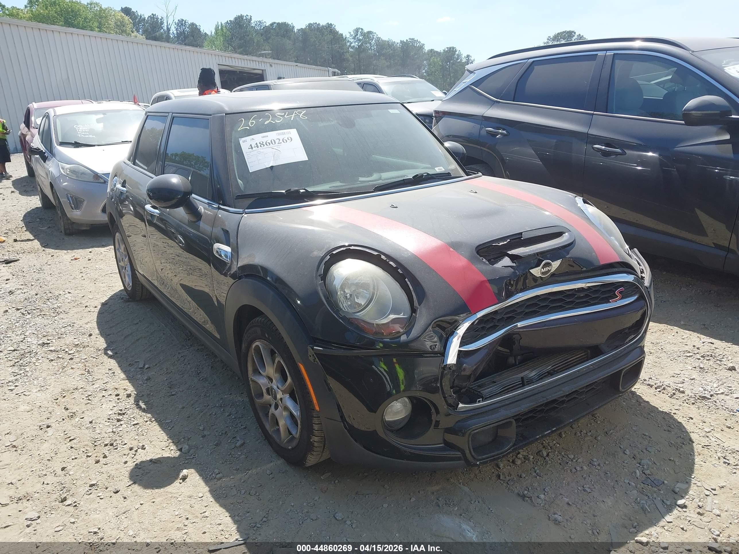 2018 MINI Hardtop 4 Door Cooper S, VIN WMWXU3C55J2F51641 — Перед
