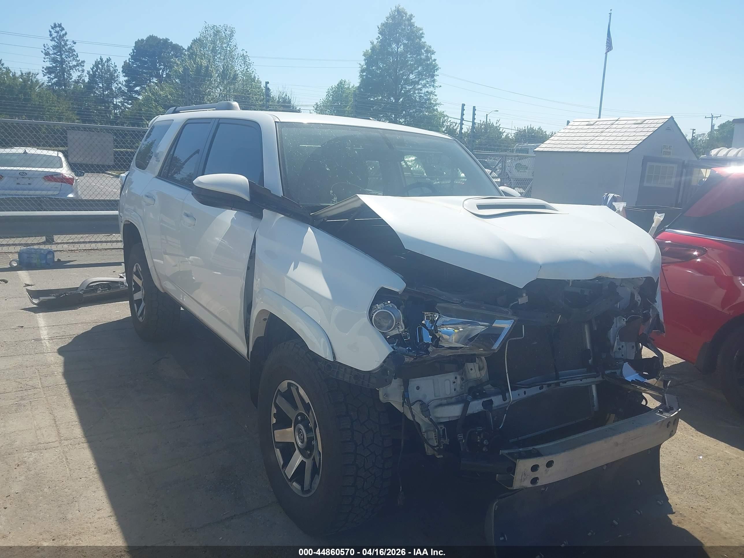2019 Toyota 4Runner SR5, VIN JTEBU5JRXK5673791 — Front end