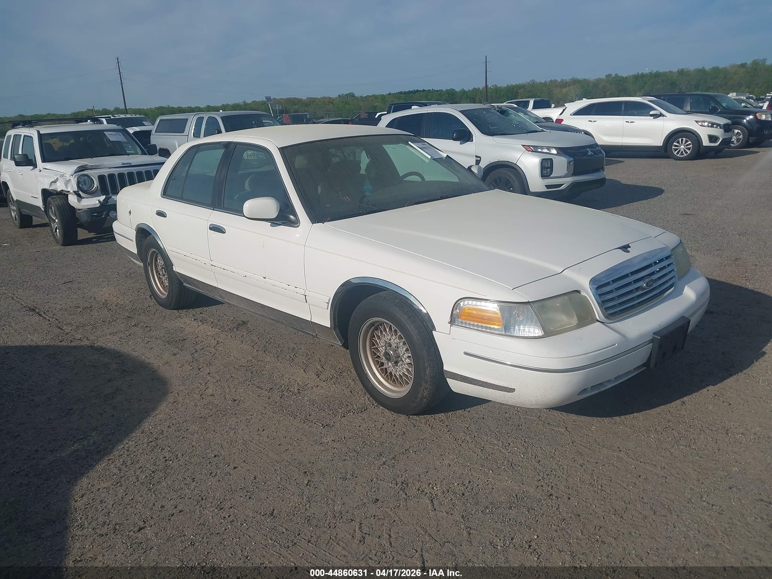 2000 Ford Crown Victoria LX, VIN 2FAFP74W0YX132093 — Normal wear