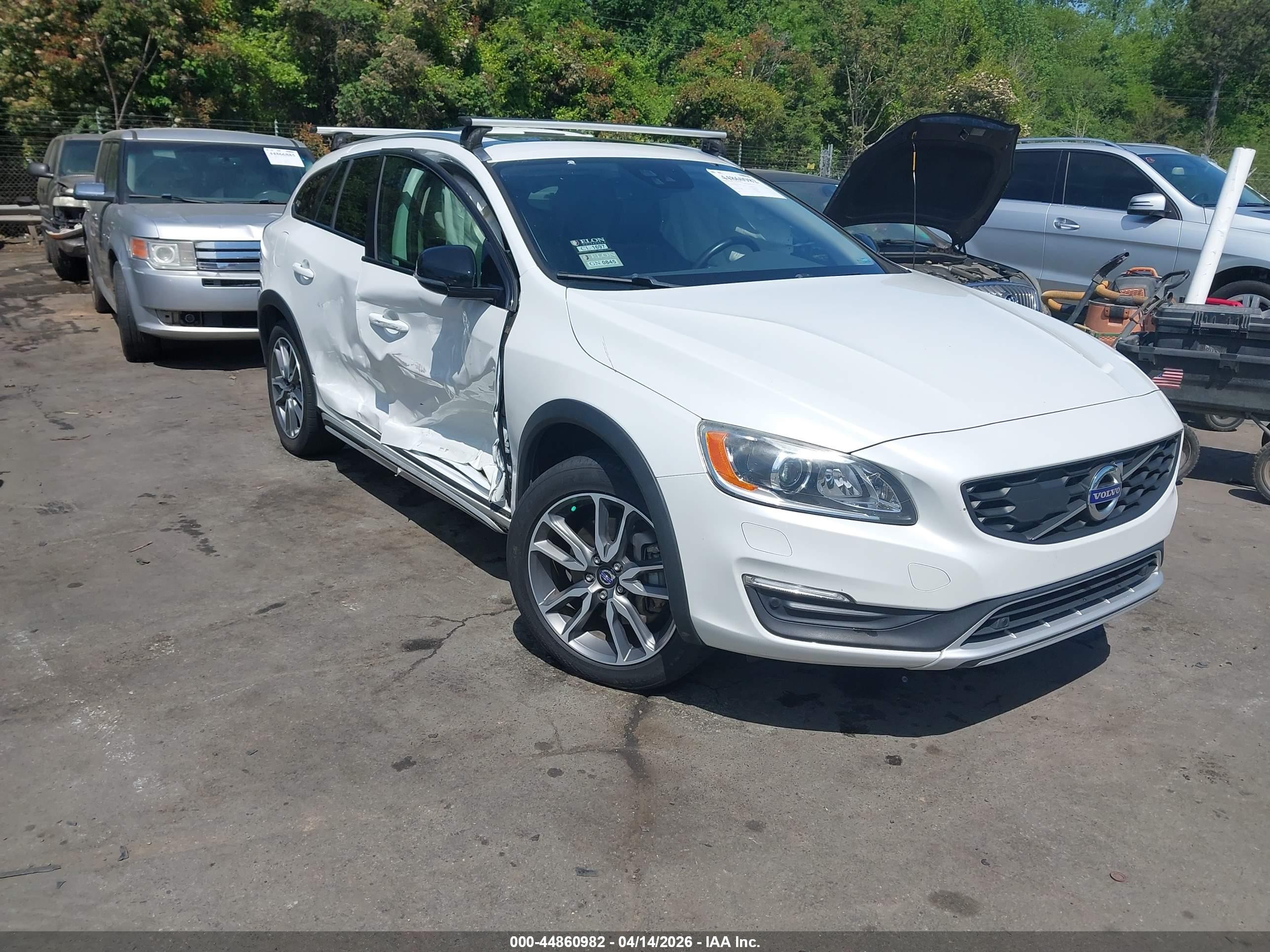 2017 Volvo V60, VIN YV440MWM9H1036453 — Бок