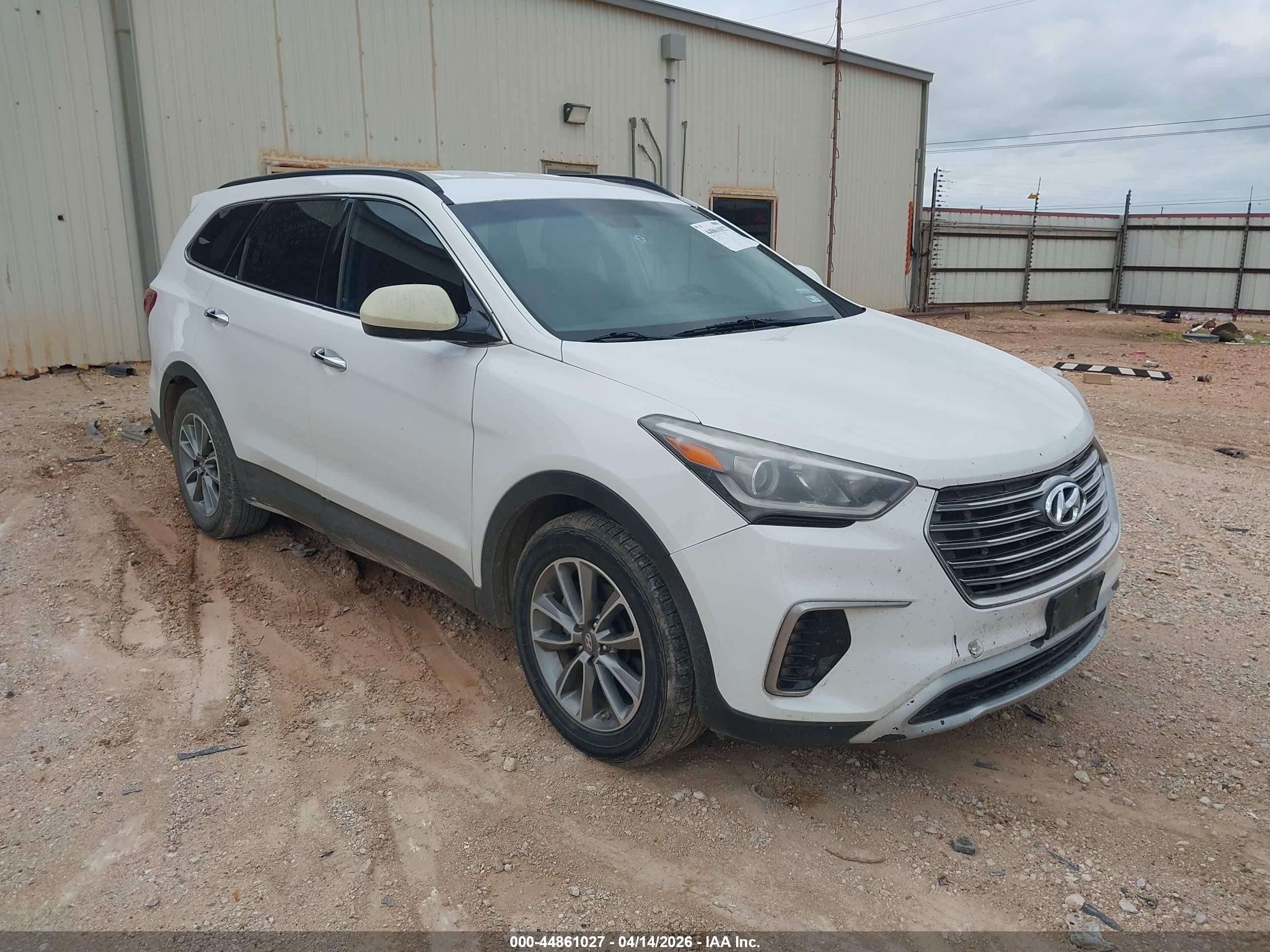 2017 Hyundai Santa Fe SE, VIN KM8SM4HF7HU220667 — Front end