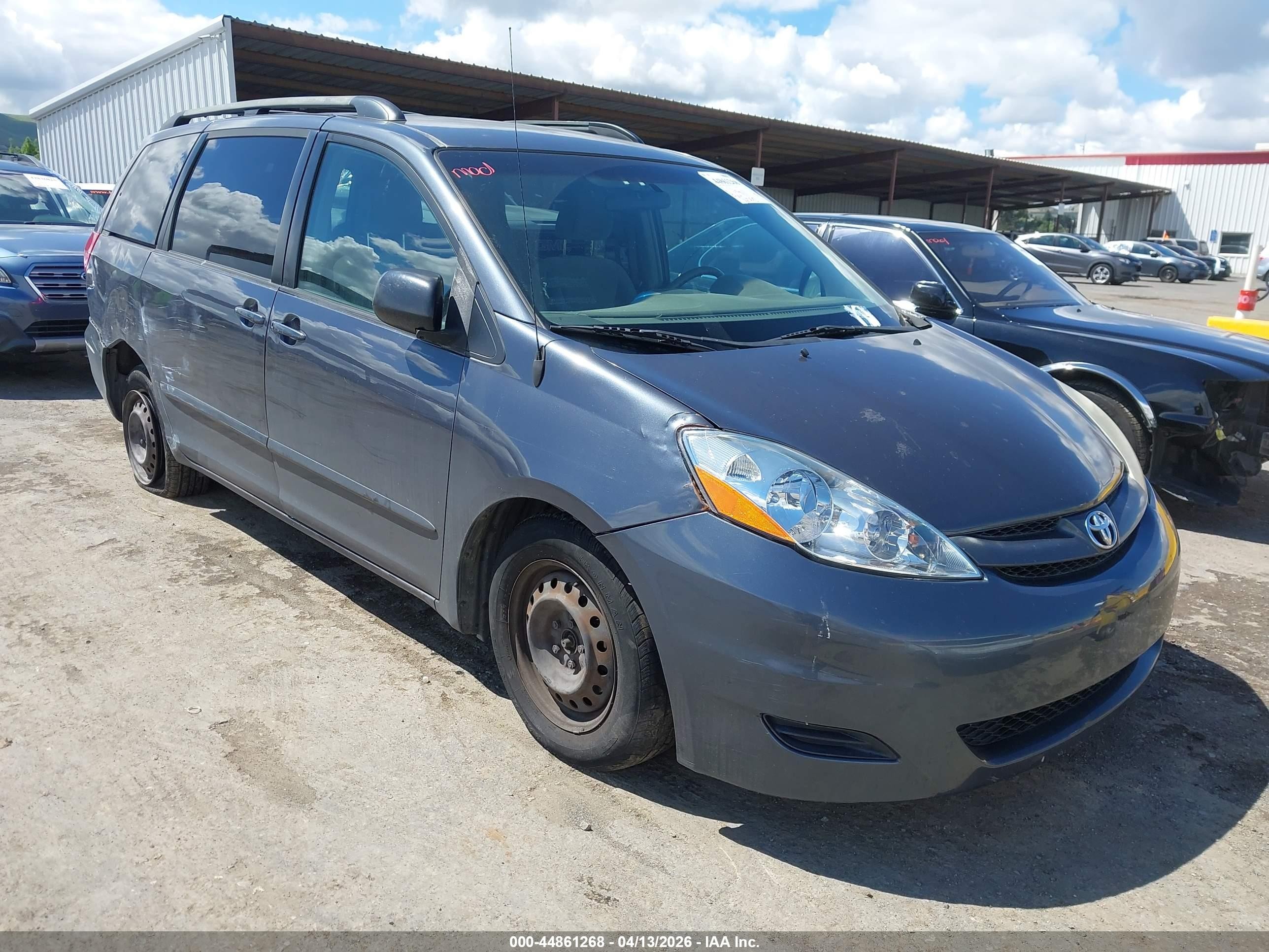2006 Toyota Sienna LE, VIN 5TDZA23C36S485469 — Front end
